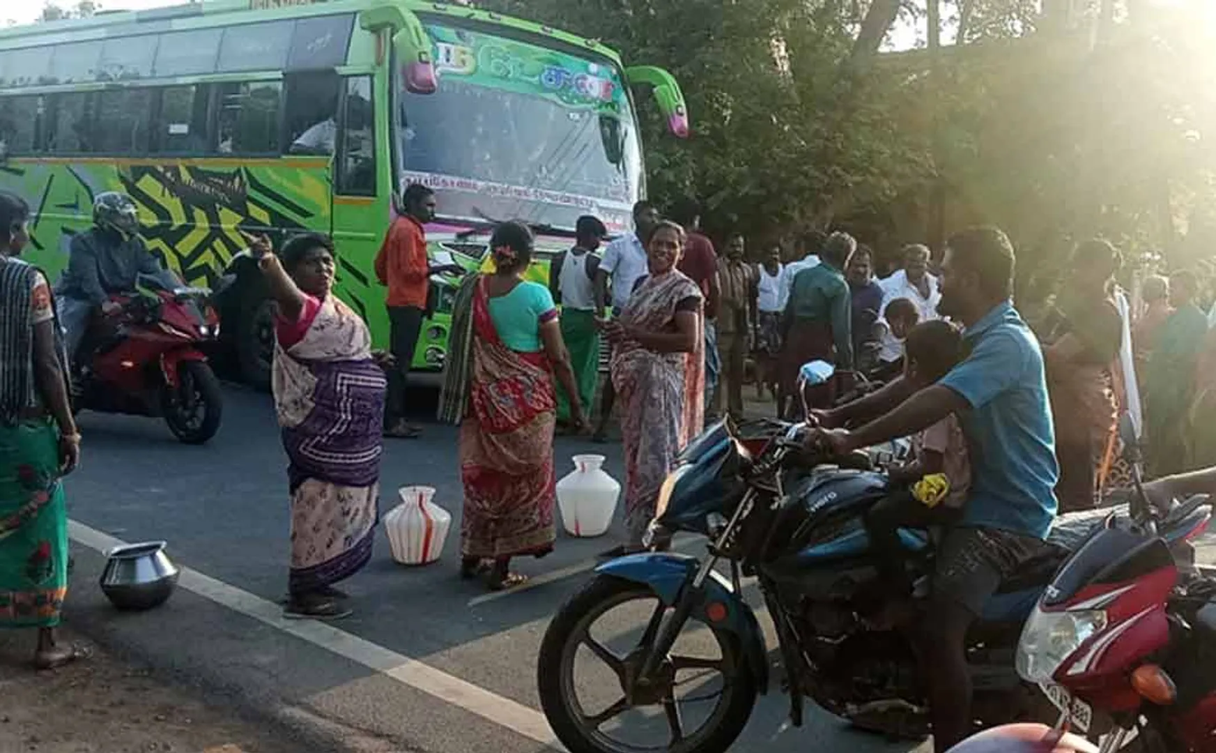 Public blockade road with empty jugs demanding drinking water in Vadalur
