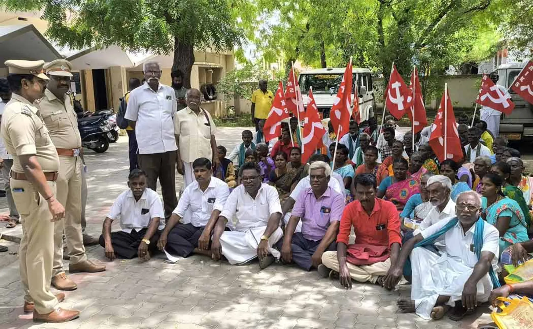 Farmers Association holds struggle at the sub Divisional Office