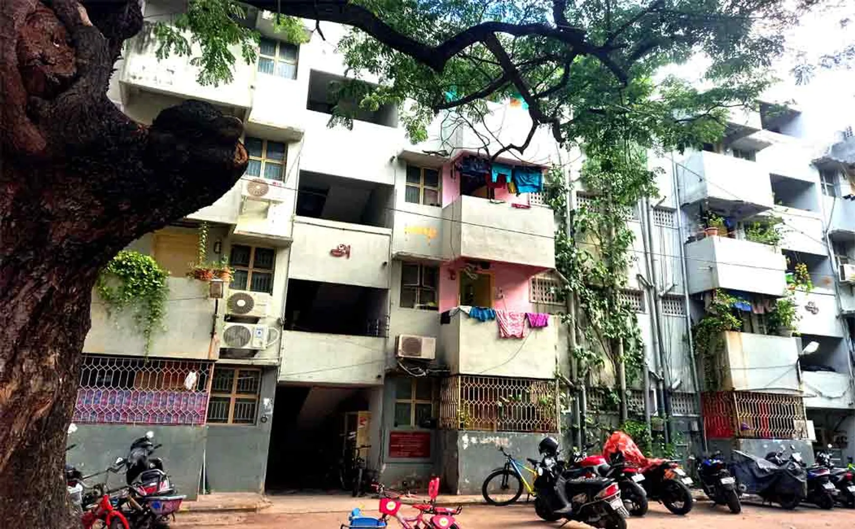 female police officer shocked on Transgender woman cries and struggle in police Residence