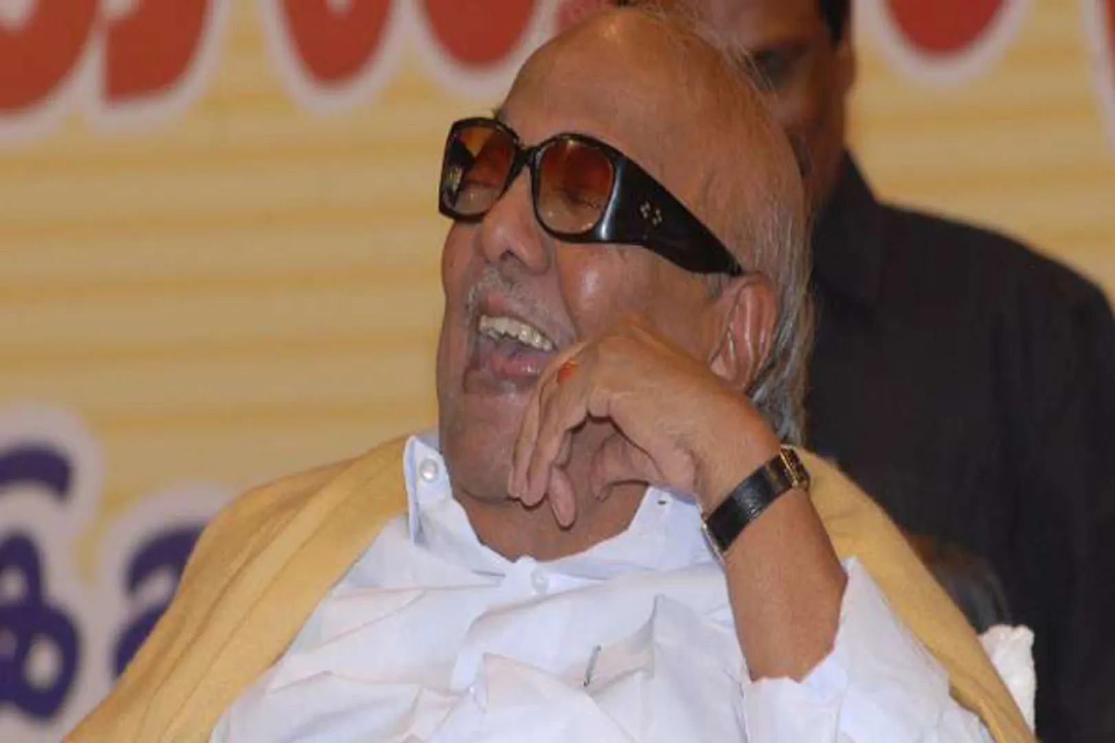 கலைஞர் உடலை அடக்கம் செய்ய மெரினாவில் இடம் ஒதுக்க வேண்டும்! ராமதாஸ்