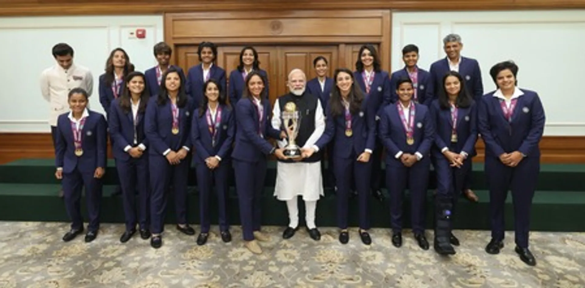 PM with cricketers