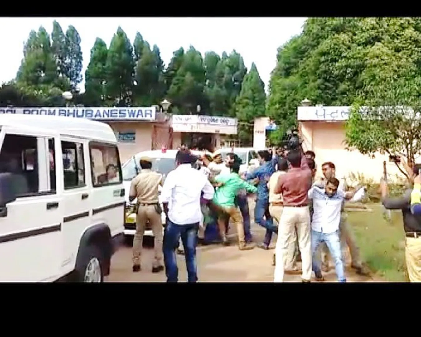 Youth Cong workers show black flags to Union Min Giriraj Singh in Odisha
