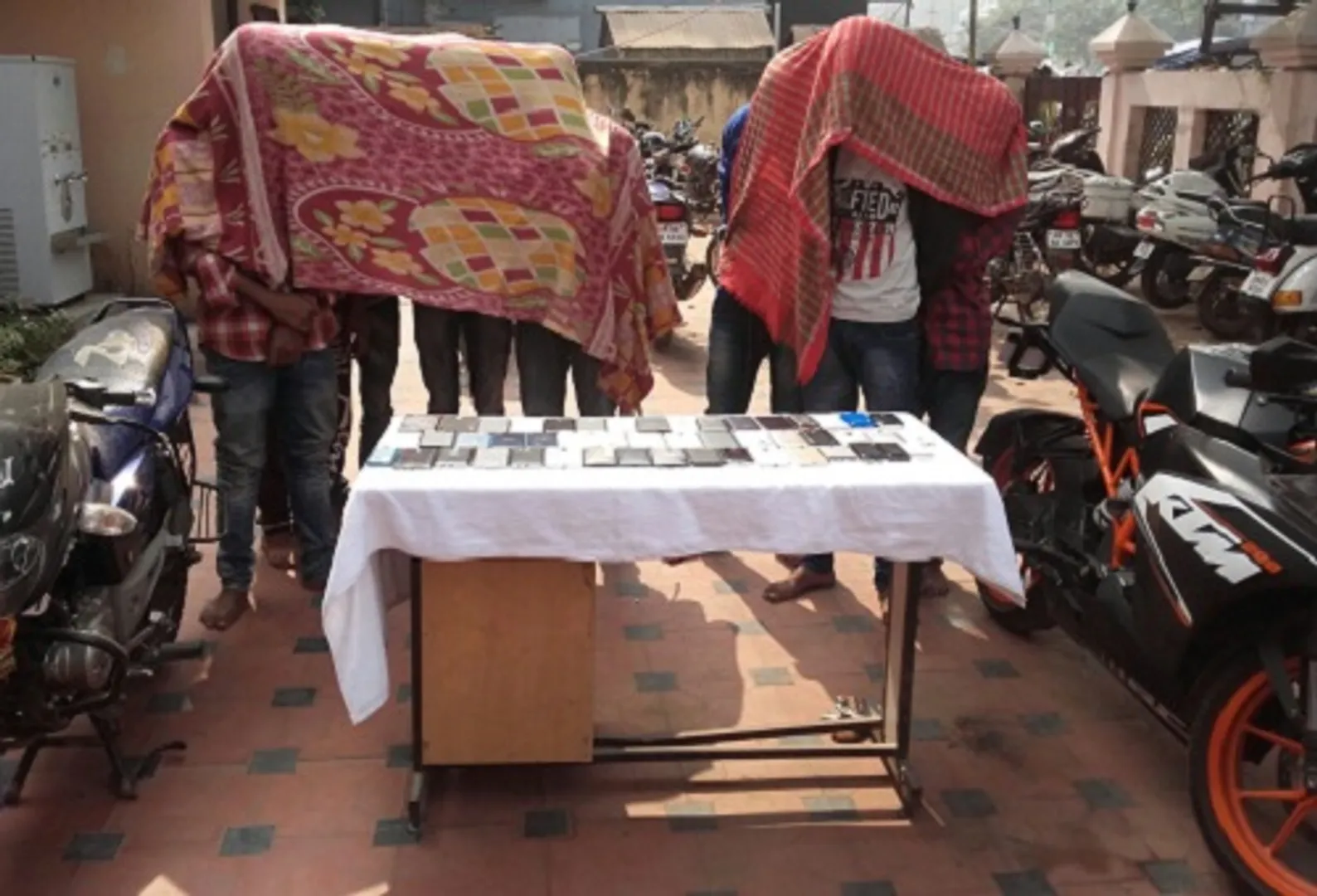 Snatching gang busted in Odisha capital; five minors among 8 arrested