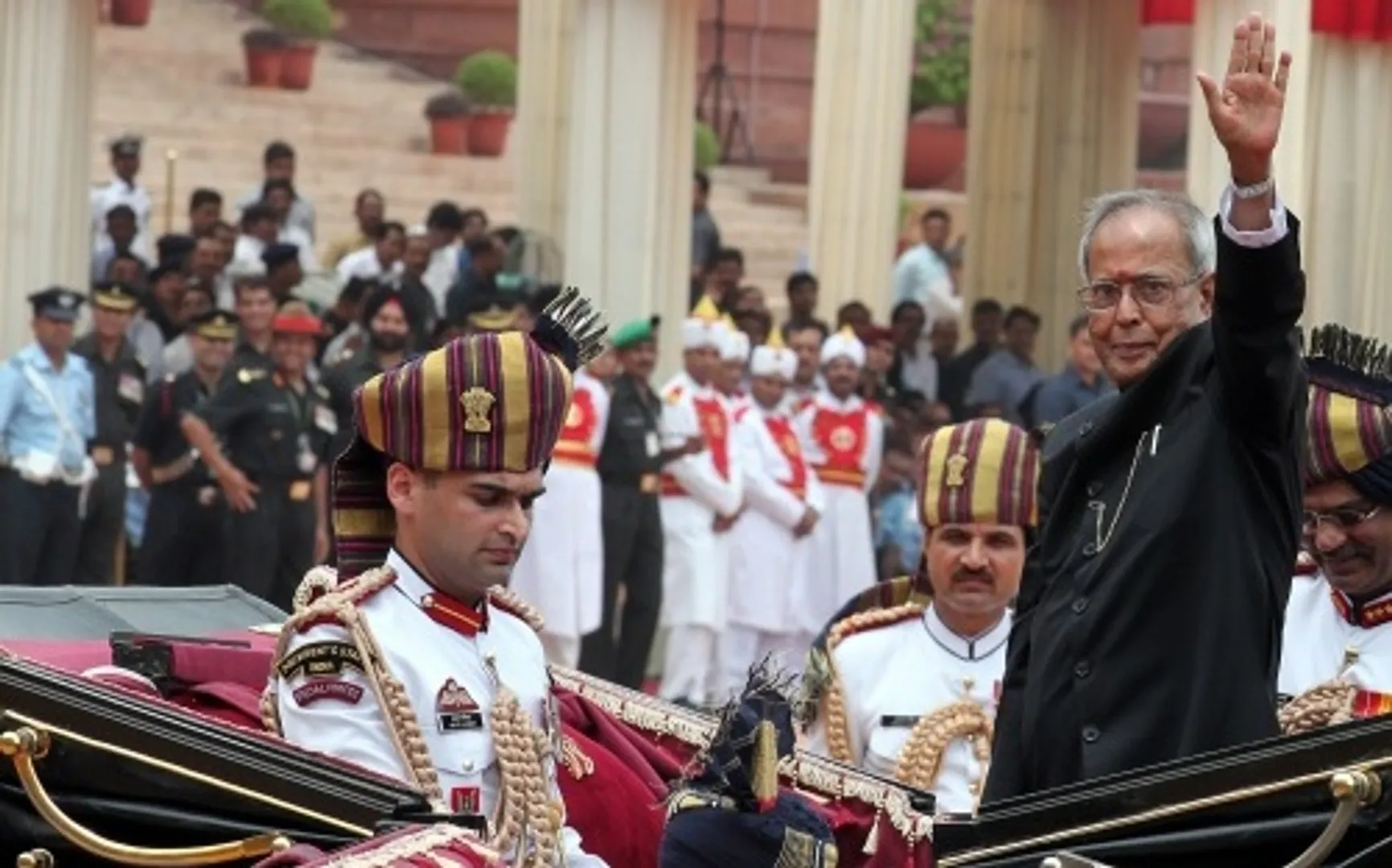 President uses buggy to arrive at Parliament