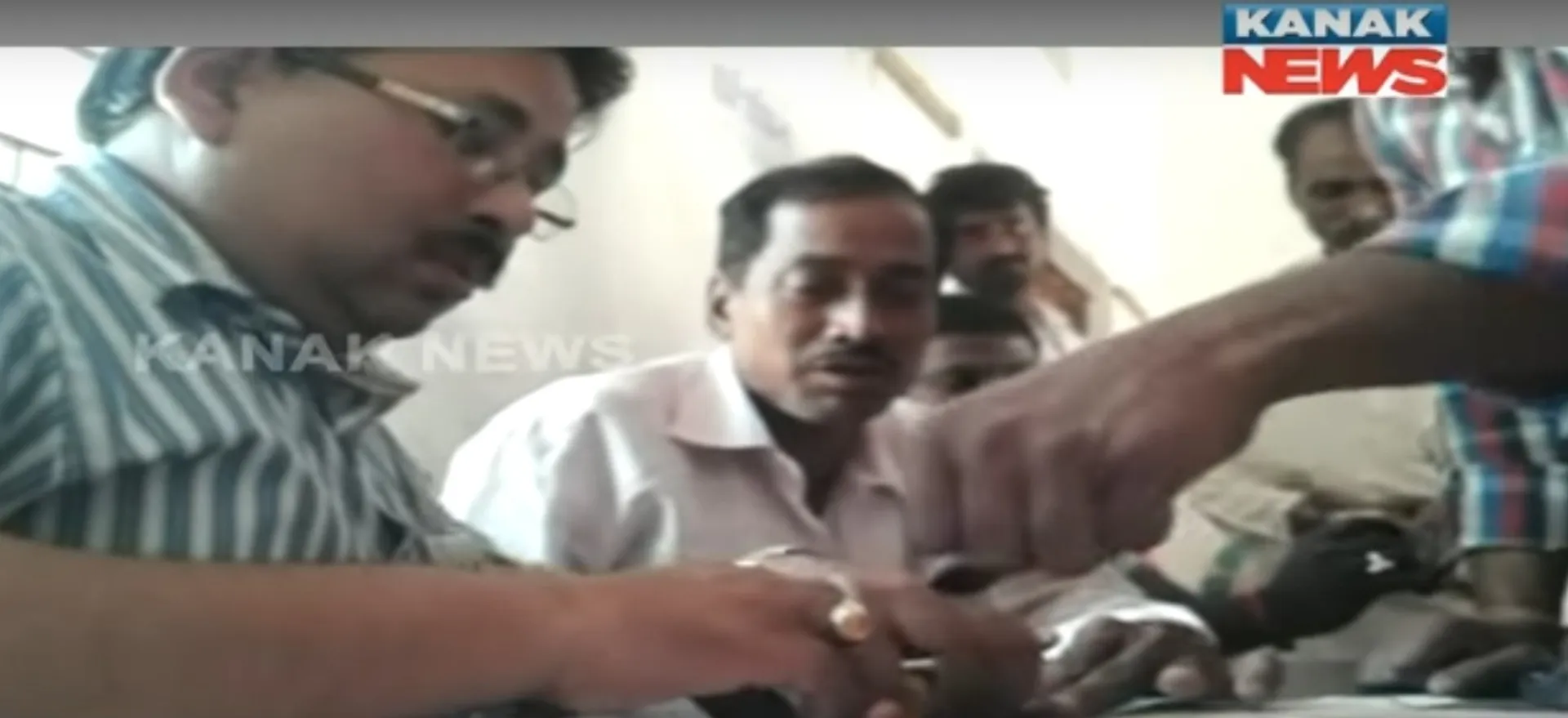 Booth rigging during Odisha Panchayat polls caught on camera!