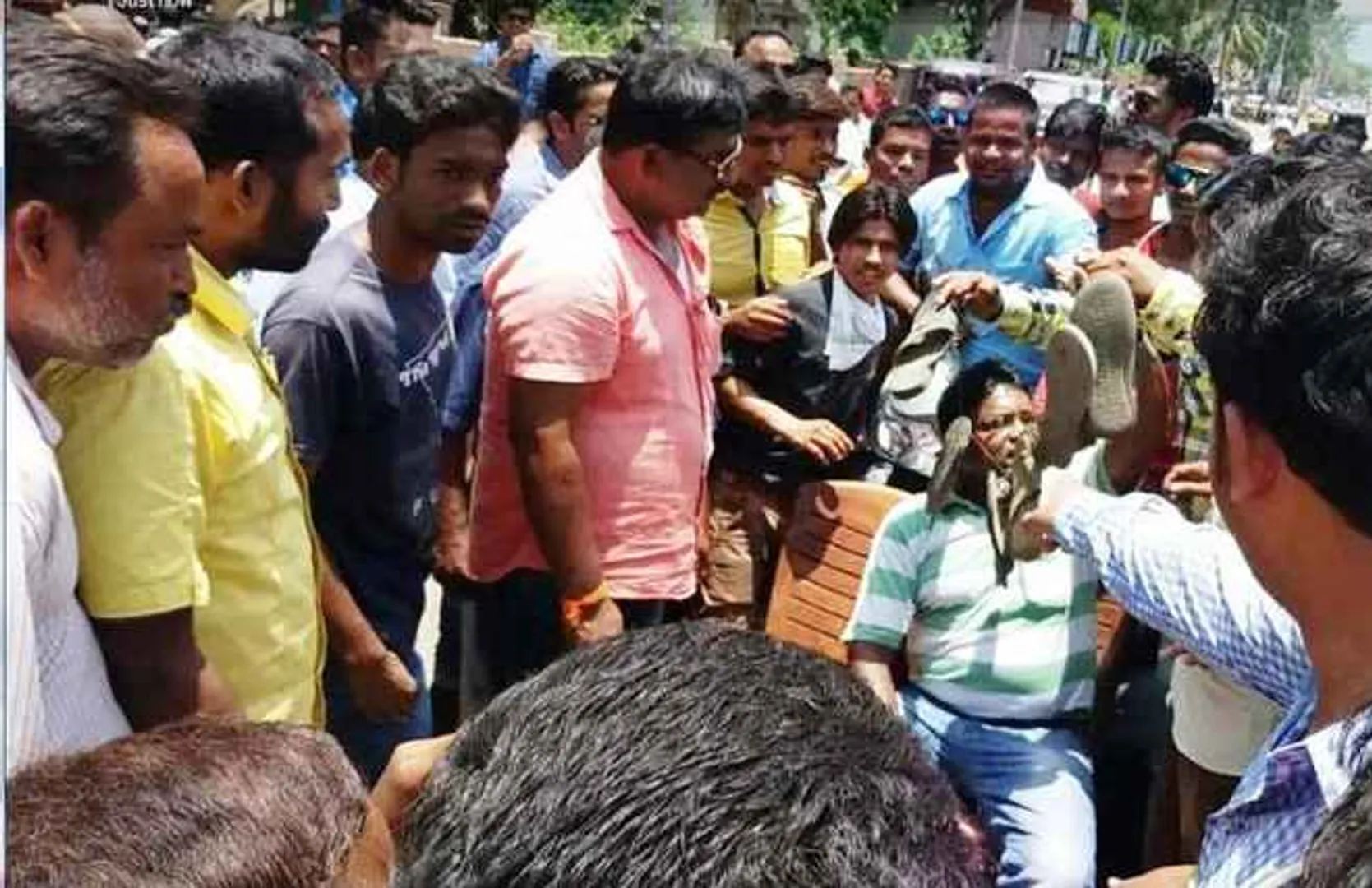 Locals put shoe garland on Odisha discom official over power outages