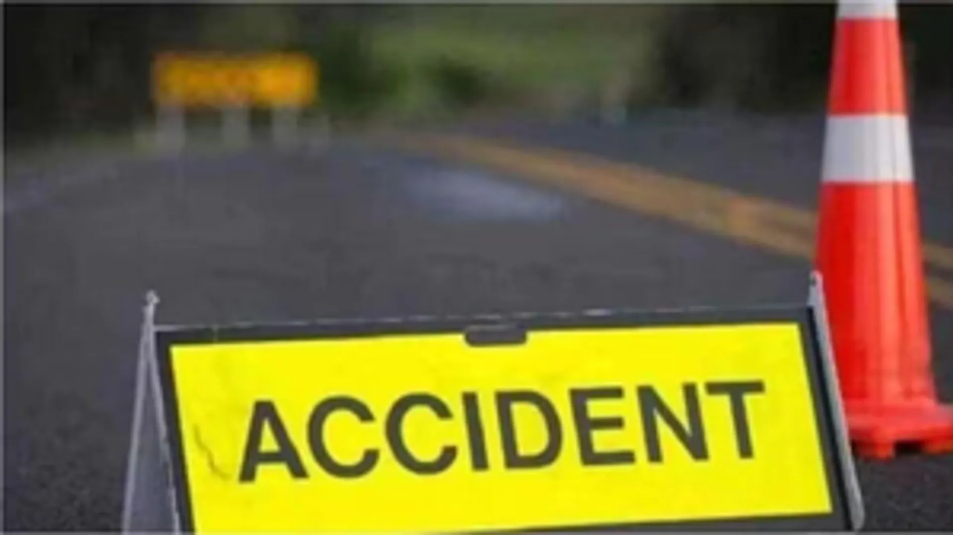 40 injured as bus overturns on Lucknow-Agra Expressway, falls into ditch