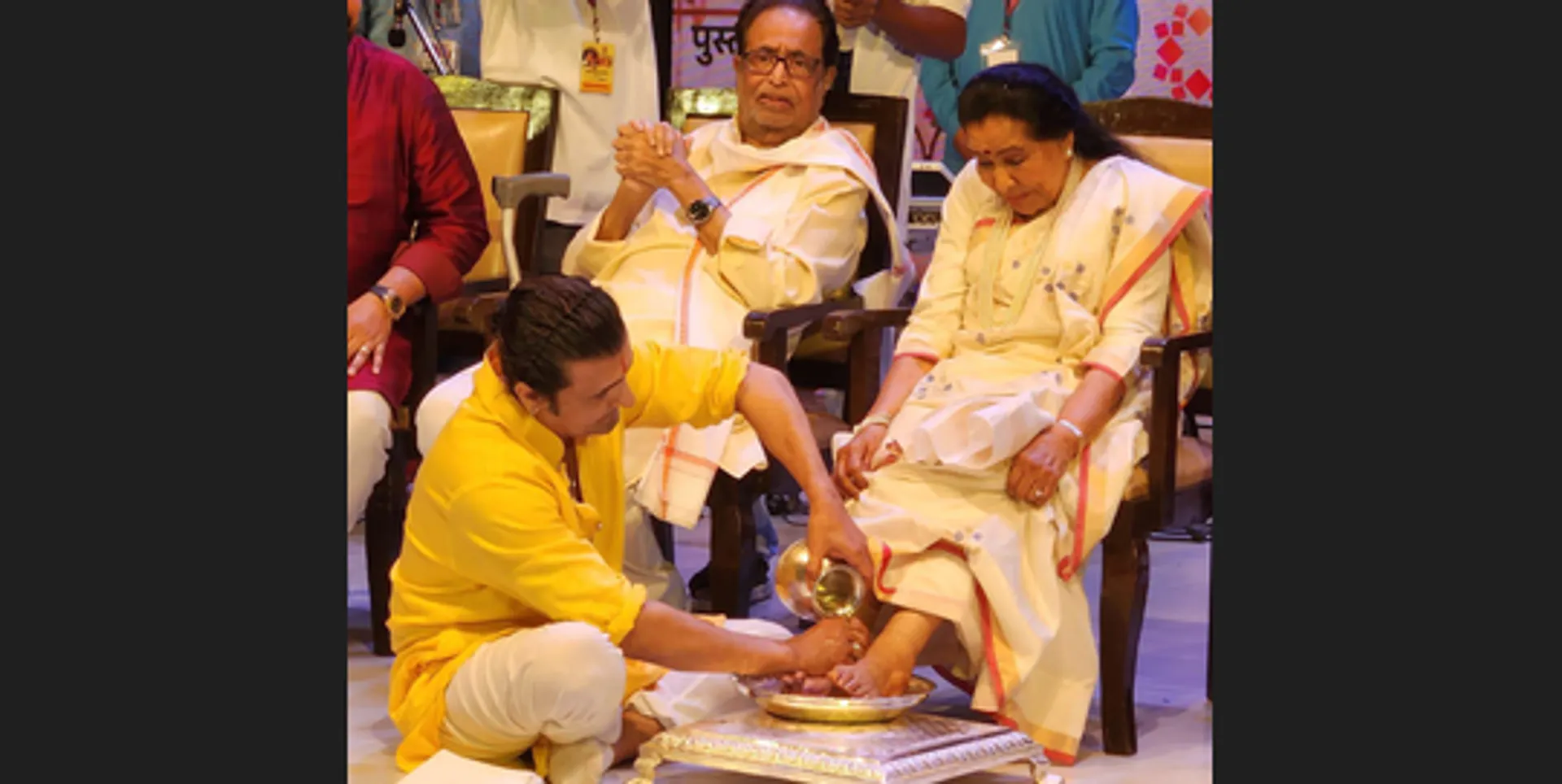 Sonu Nigam washes Asha Bhosle's feet with rose water, petals at book launch event