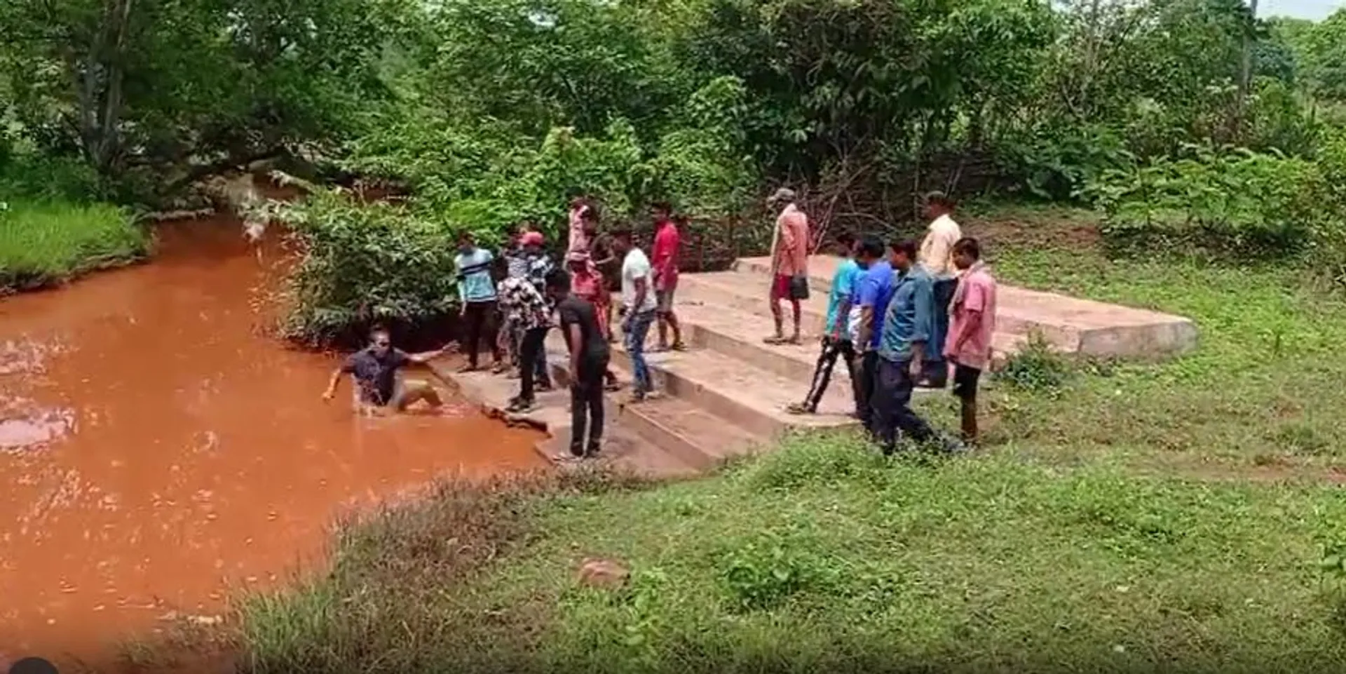 [Video] Odisha villagers push industry employee into drain over pollution issue