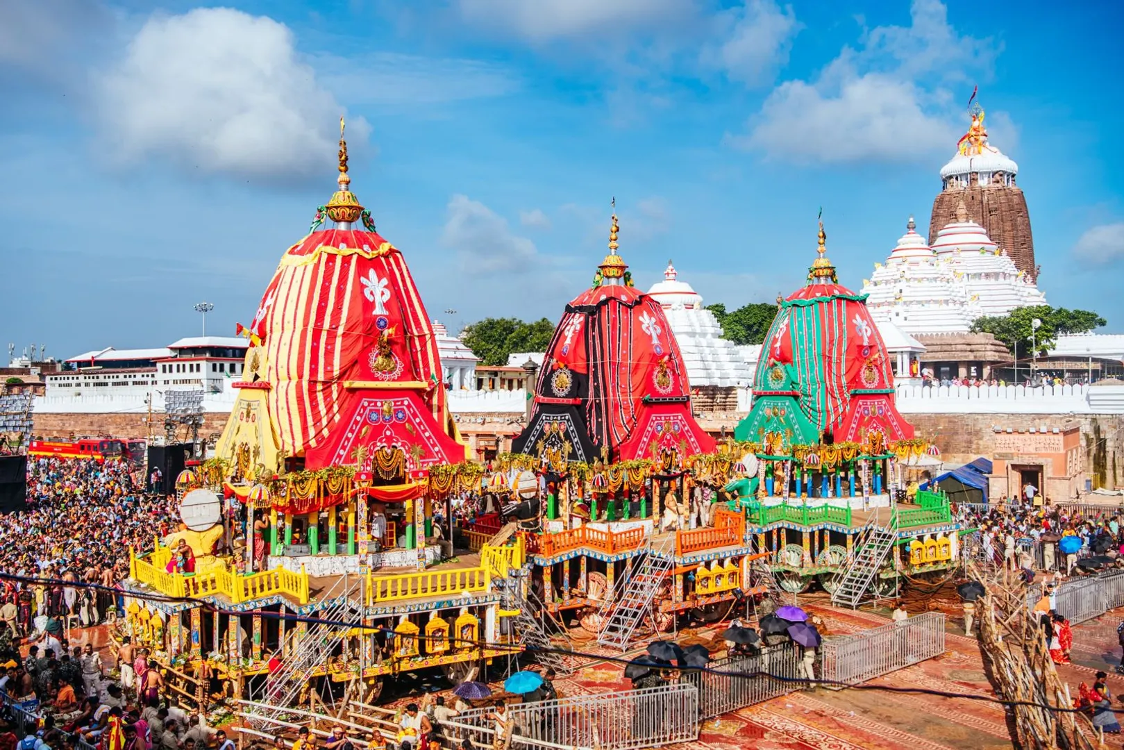 Bahuda Jatra: Complaint against servitor for using mobile phone on chariot