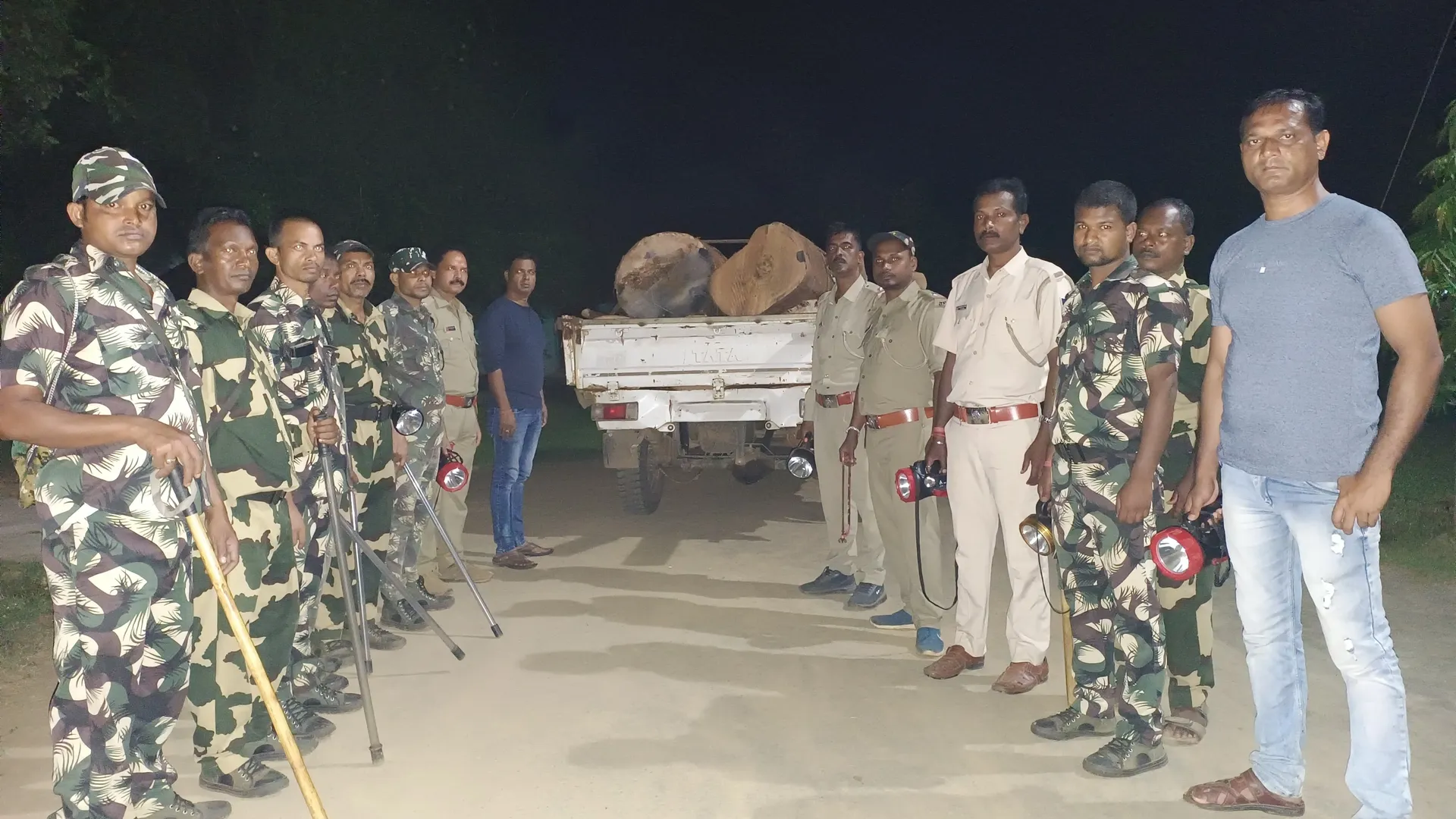 କାଠଗଣ୍ଡି ସହ ପିକ୍‌ଅପ୍‌ ଭ୍ୟାନ୍‌ ଜବତ