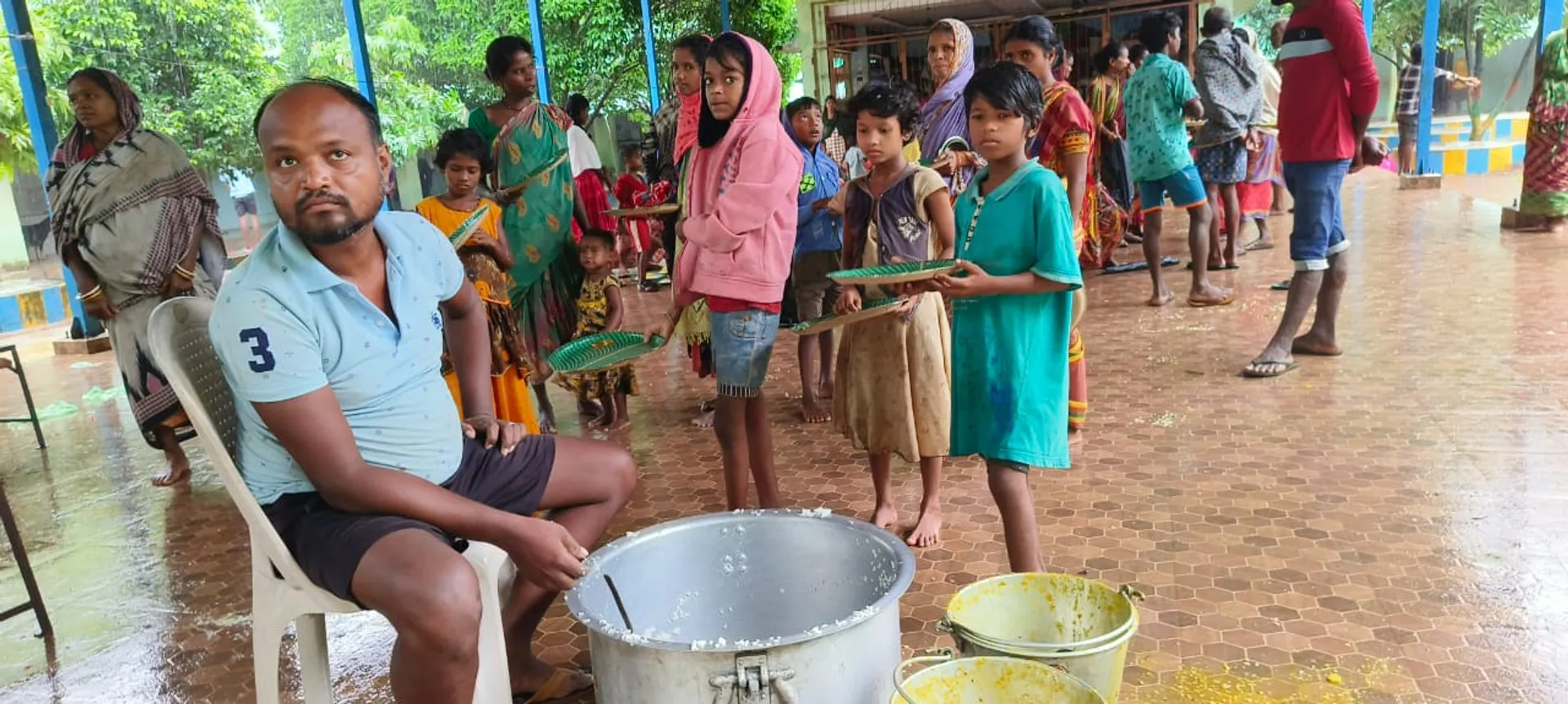 ଆଶ୍ରୟସ୍ଥଳୀରେ ଅବ୍ୟବସ୍ଥା: କେଉଁଠି ଖାଦ୍ୟର ଅଭାବ...କେଉଁଠି ଦୀପ ଆଲୁଅକୁ ଭରସା