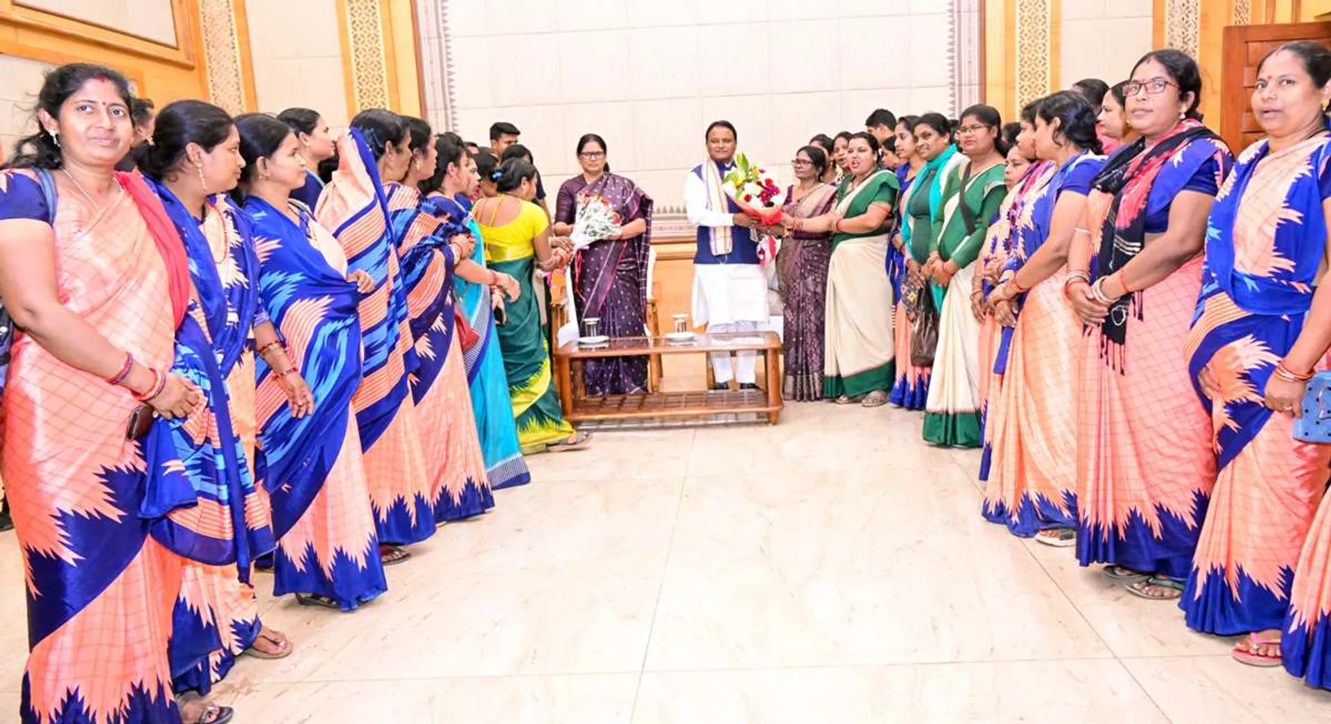Lakshapati Didi Yojana Announcement, Women Community Support Staff Meet Chief Minister and Express Gratitude