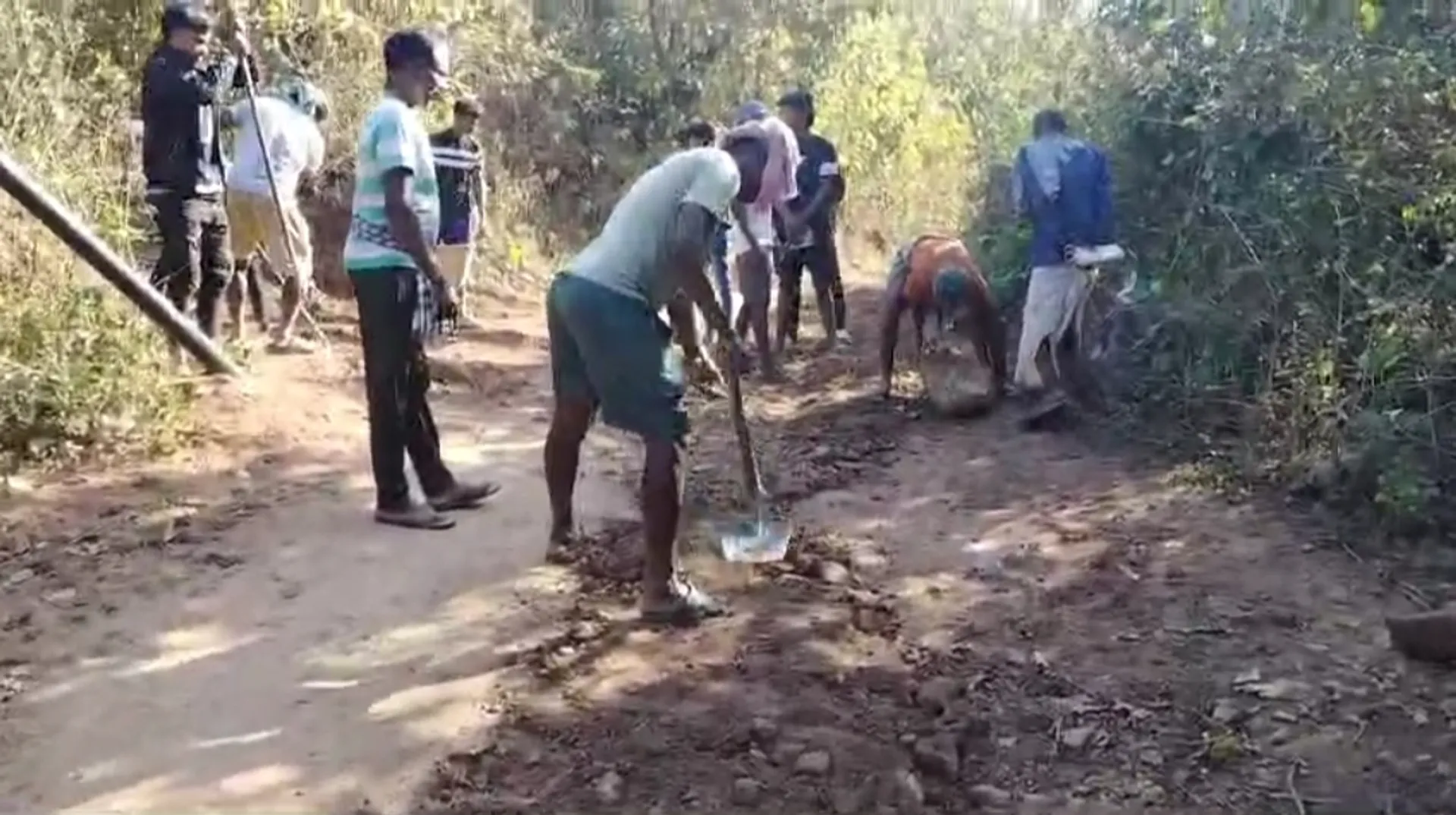 ମାଟି ପକାଇ ଲୁଟିଲେ ଠିକାଦାର: ଭତ୍ତା ଟଙ୍କାରେ ରାସ୍ତା ନିର୍ମାଣ କଲେ ଗାଁ ଲୋକେ