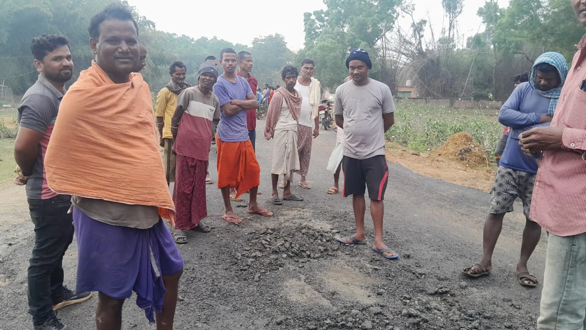 ଯୁଗପୁରା-ଜାମପଦା ରାସ୍ତା ନିର୍ମାଣରେ ଦୁର୍ନୀତି! ପ୍ରତିବାଦ କଲେ ଗ୍ରାମବାସୀ