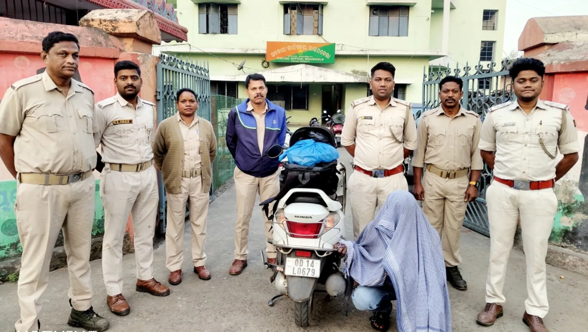 One and a half kg of cannabis and a large amount of country liquor, Mahulpoch seized : 5 accused caught with scooty