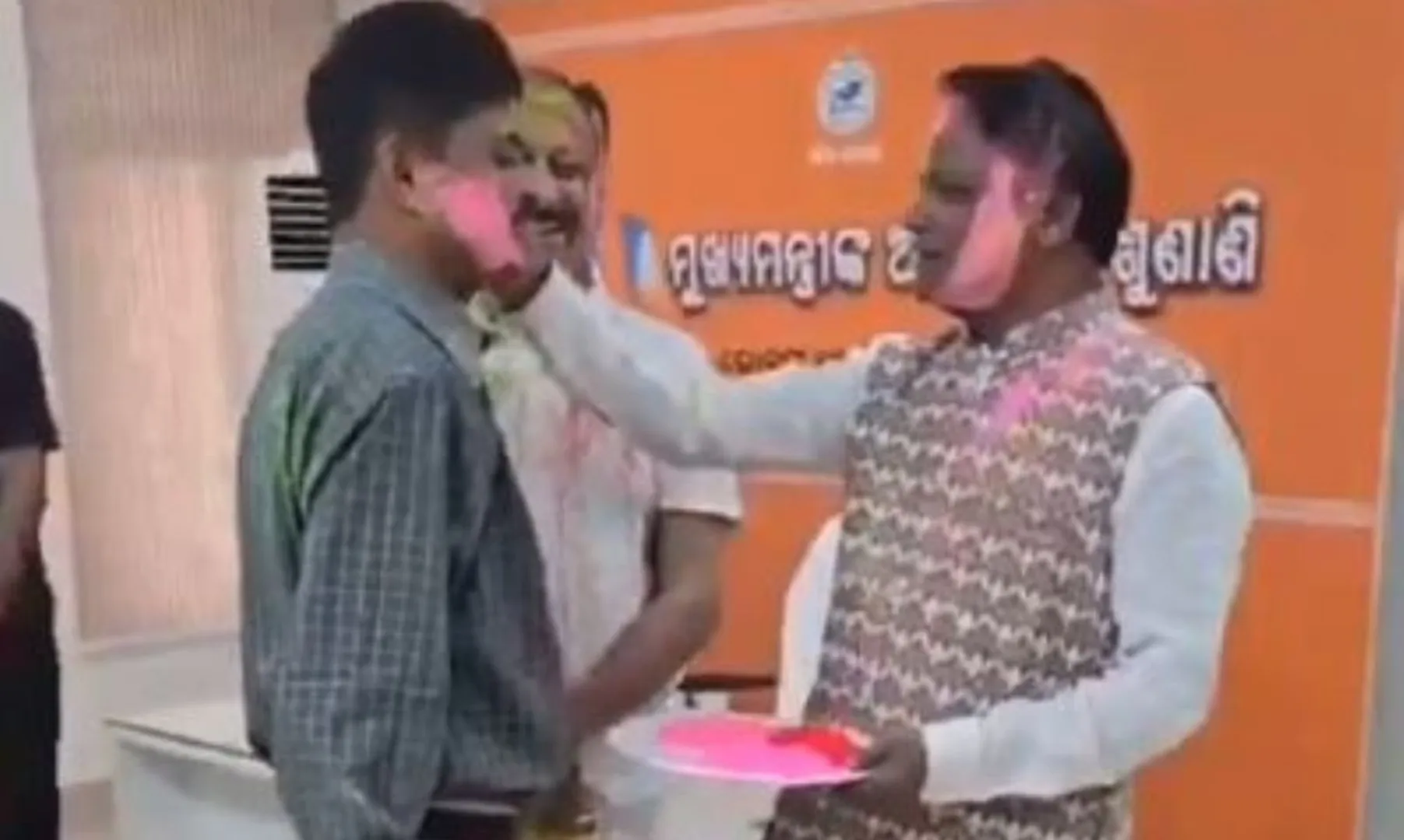 CM celebrates Holi with police officers, watch video