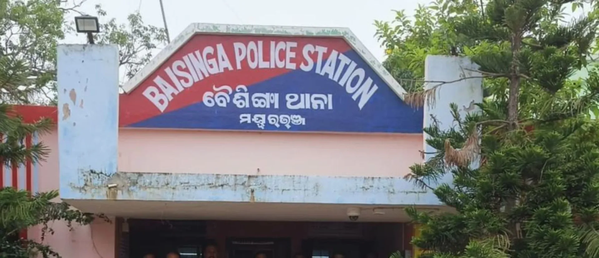 Married for love,  After 10 years, the wife left her husband and went with another man,  The husband was at the police station
