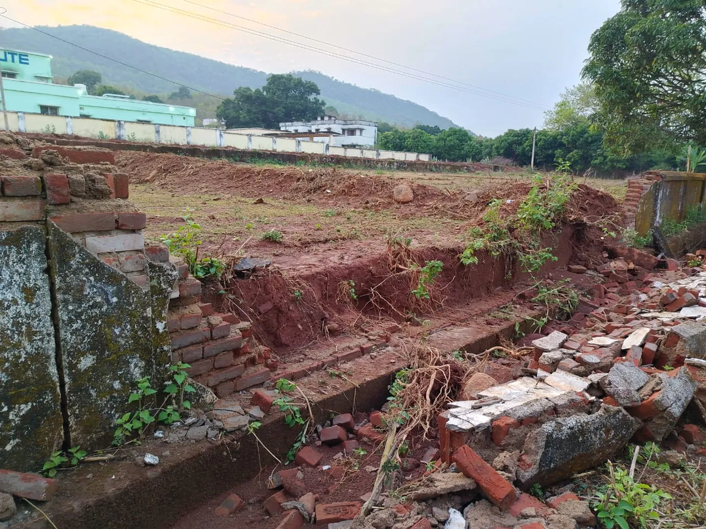 ପାଚେରୀ ଭୁଶୁଡ଼ିଲା, ନିମ୍ନମାନର କାର୍ଯ୍ୟ ଅଭିଯୋଗ