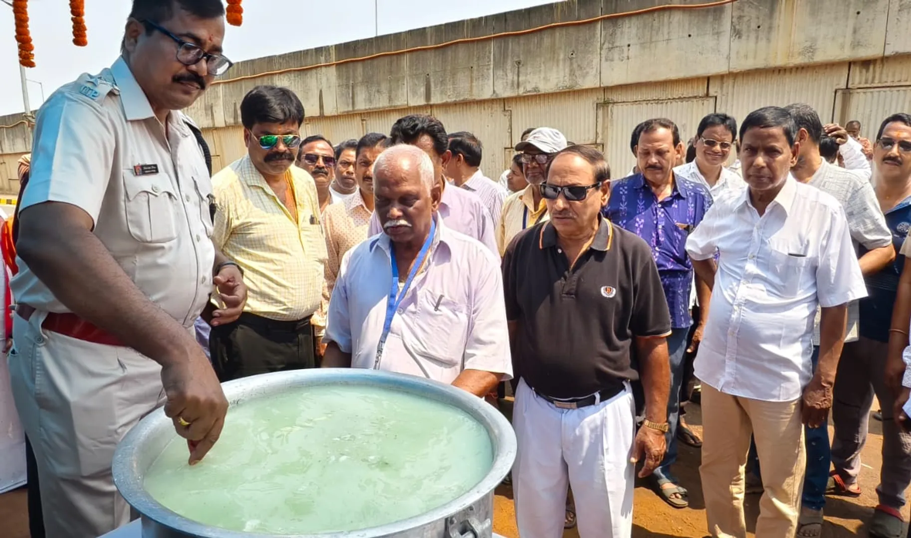 ପଥିକଙ୍କ ଶୋଷ ମେଣ୍ଟାଇବ ବୈଶିଙ୍ଗା ପୁଲିସର ଦହି ସରବତ