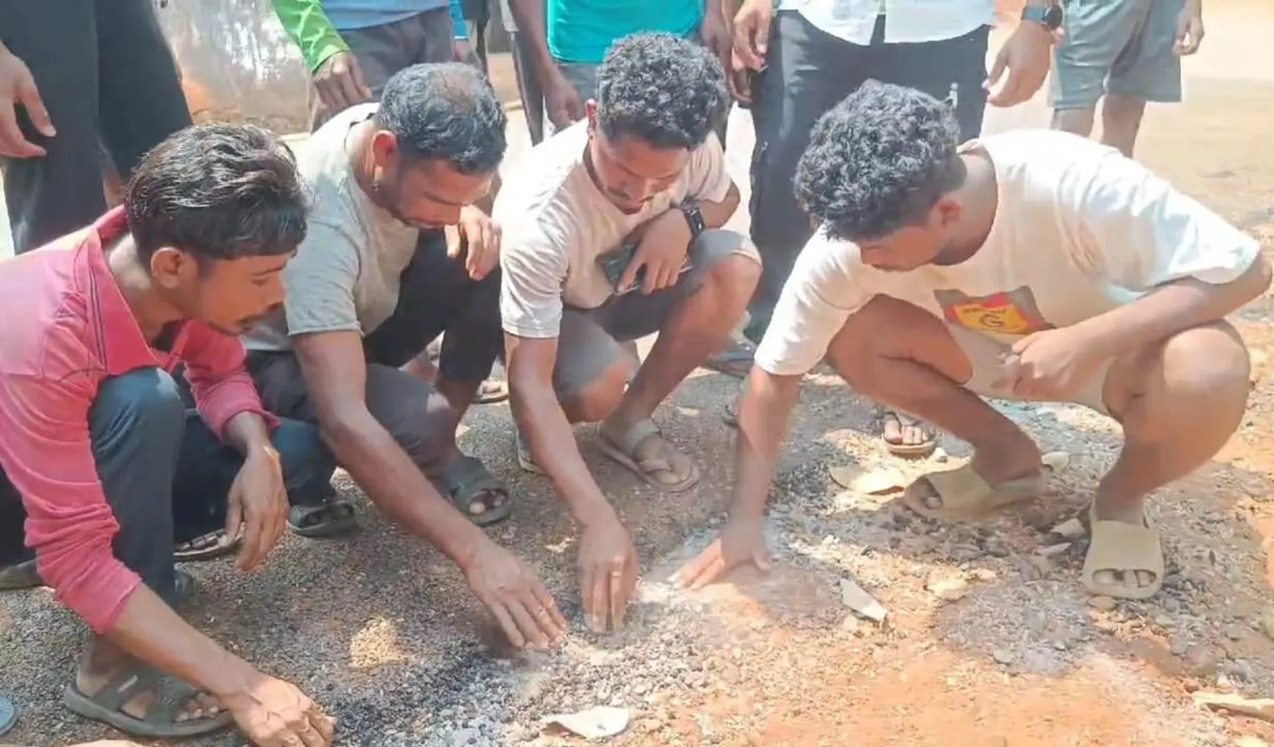 ନିମ୍ନମାନର ରାସ୍ତା କାମ ନେଇ ଅଭିଯୋଗ: ୭୨ ଘଣ୍ଟା ନପୁରୁଣୁ ପିଚୁ ଉଠିଯାଉଛି