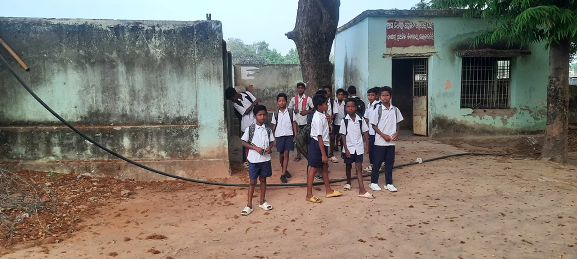 ସକାଳୁଆ ସ୍କୁଲରେ ଅଜବ ବ୍ୟବସ୍ଥା: ଶିକ୍ଷକଙ୍କୁ ଜଗୁଛନ୍ତି ପିଲା