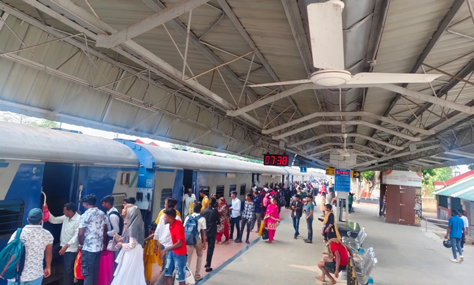 ରାଇରଙ୍ଗପୁର ରେଳଷ୍ଟେସନ ପ୍ଲାଟଫର୍ମରେ ବୁଲୁନି ଗୋଟିଏ ବି ପଙ୍ଖା