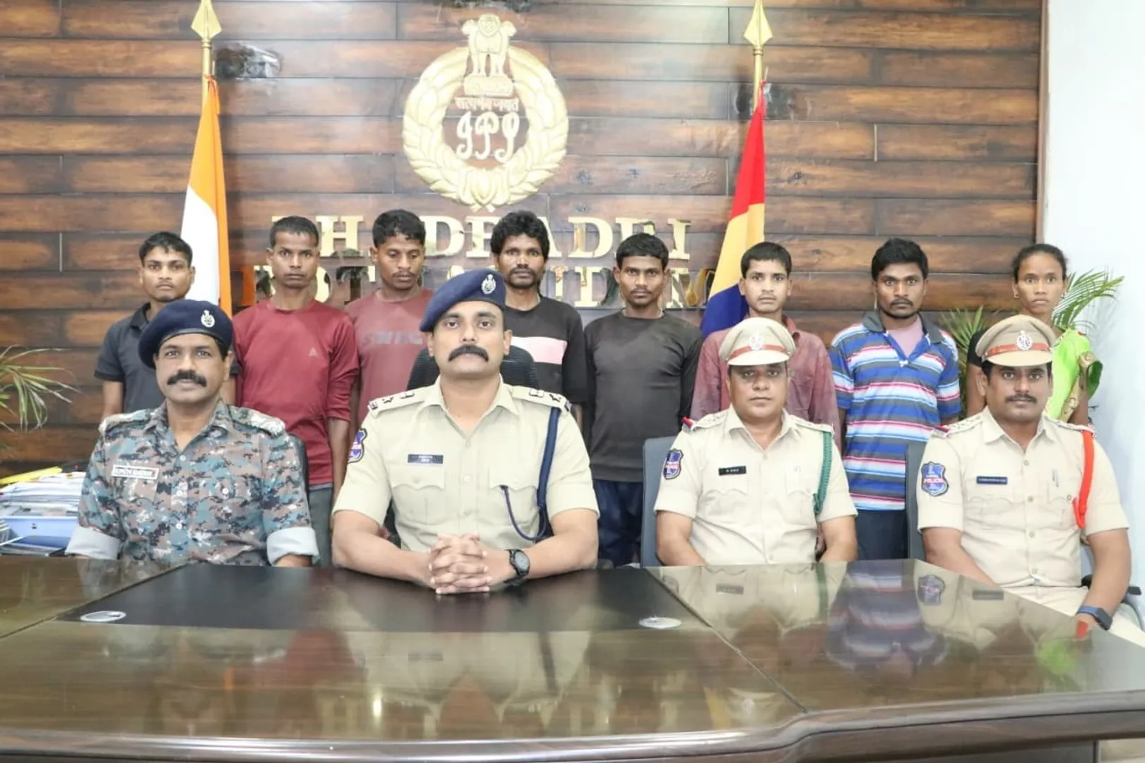 Mkg 8 naxal surrendeer (1)