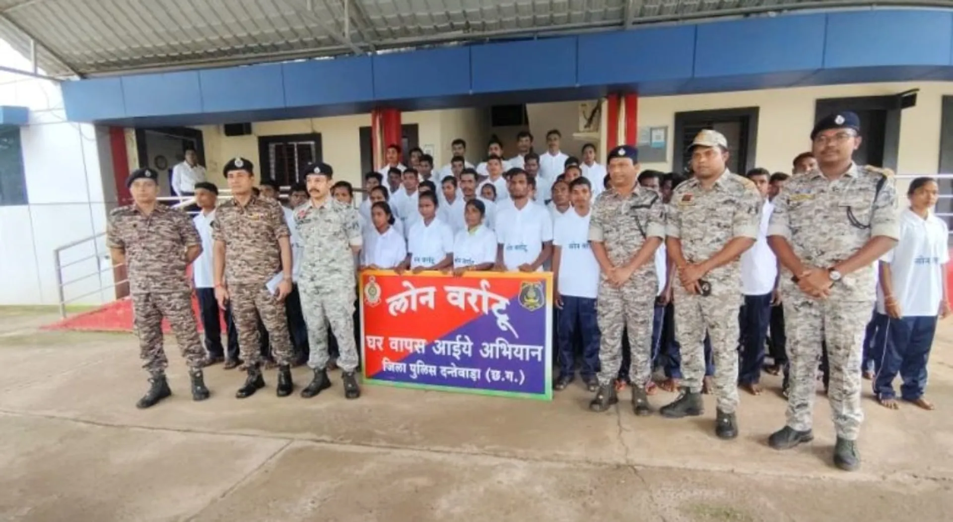 Mkg 71 naxal surrender (2)