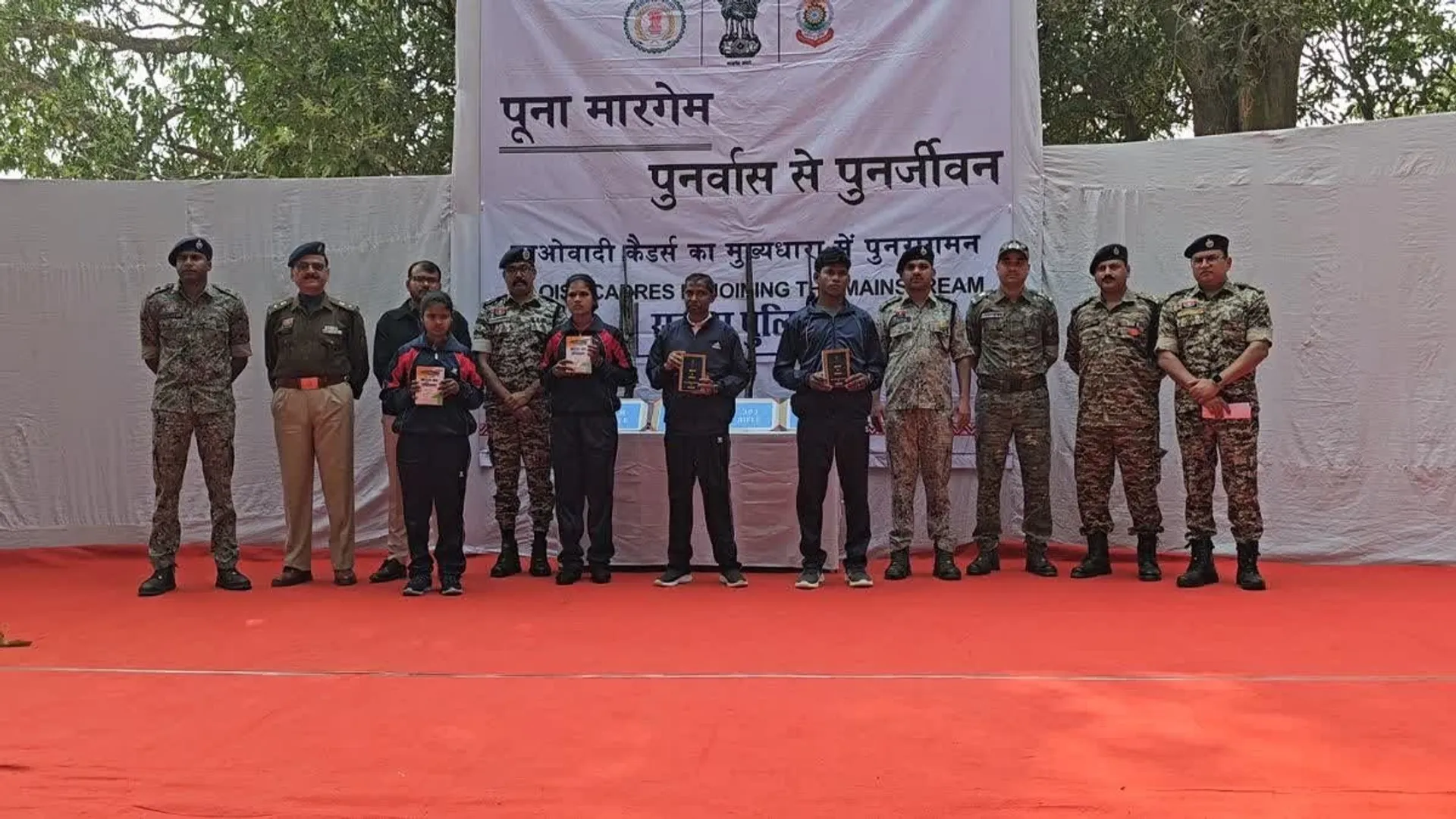 Mkg 4 naxal surrender (1)