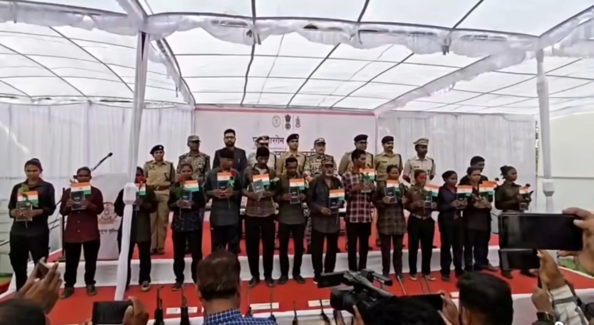 Mkg 15 naxal surrender (2)