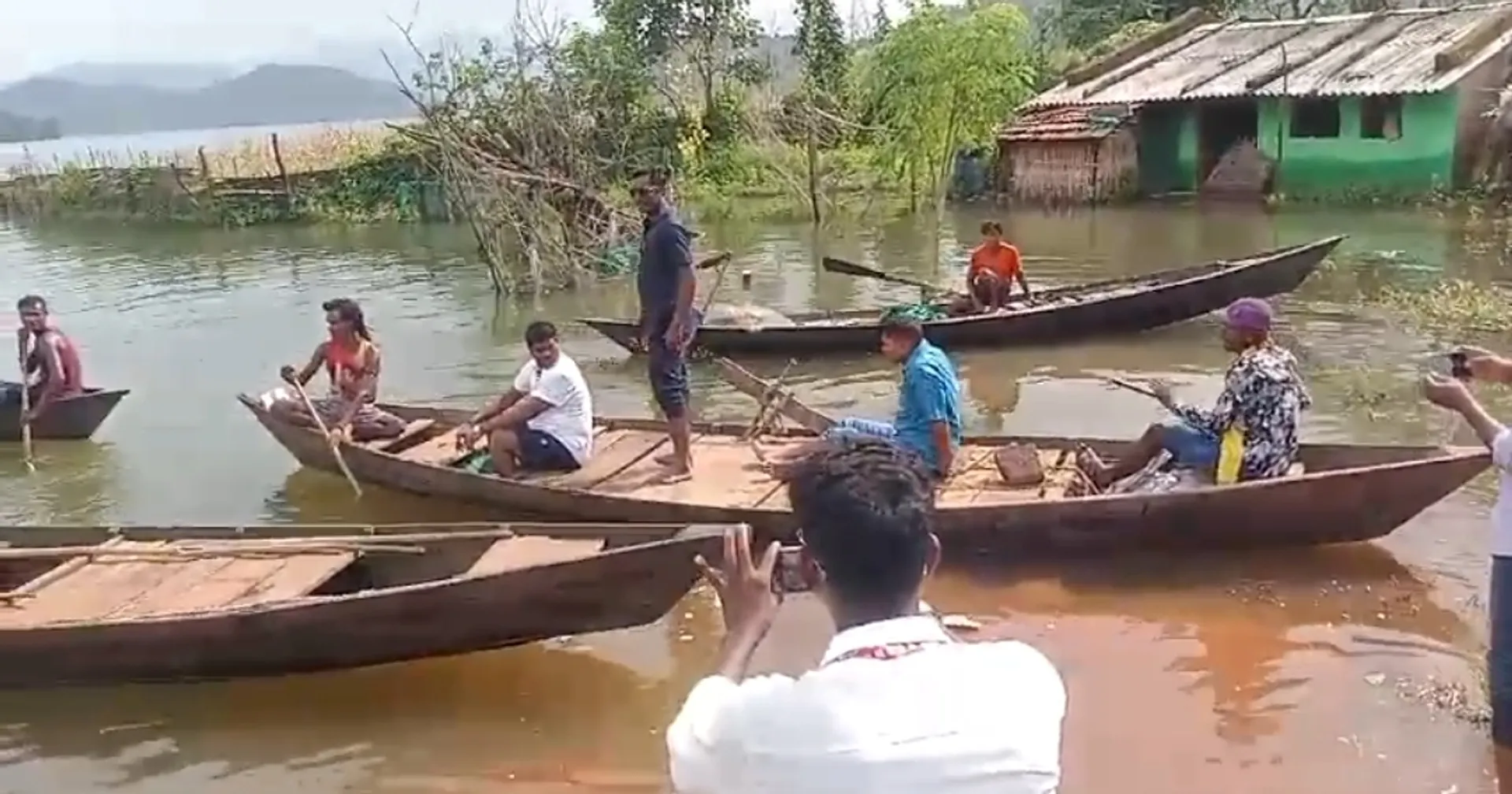 ଗାଁରେ ପଶିଲା ଜଳଭଣ୍ଡାରର ପଛୁଆ ପାଣି