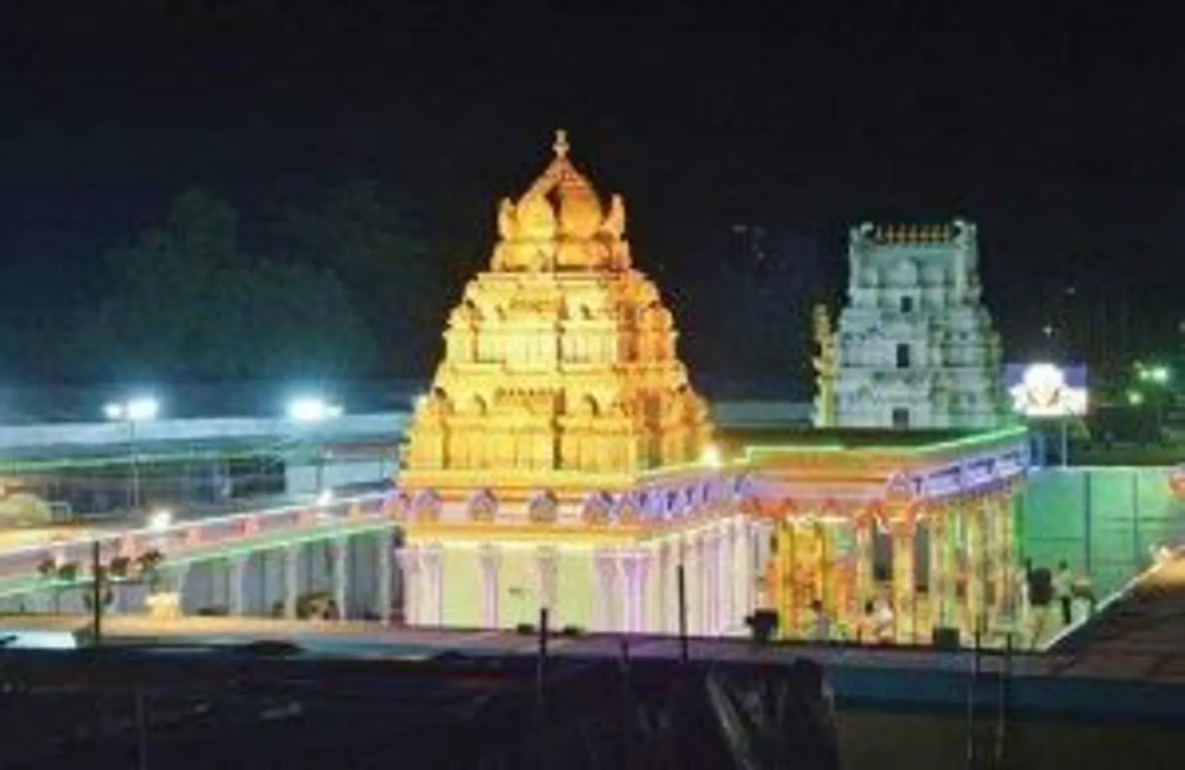 ଯାତ୍ରୀମାନଙ୍କଠାରୁ ବକ୍‌ସିସ୍‌ ନେଇ ତିରୁମାଲା ମନ୍ଦିରରୁ ୨୪୩ ବାରିକ ବହିଷ୍କୃତ