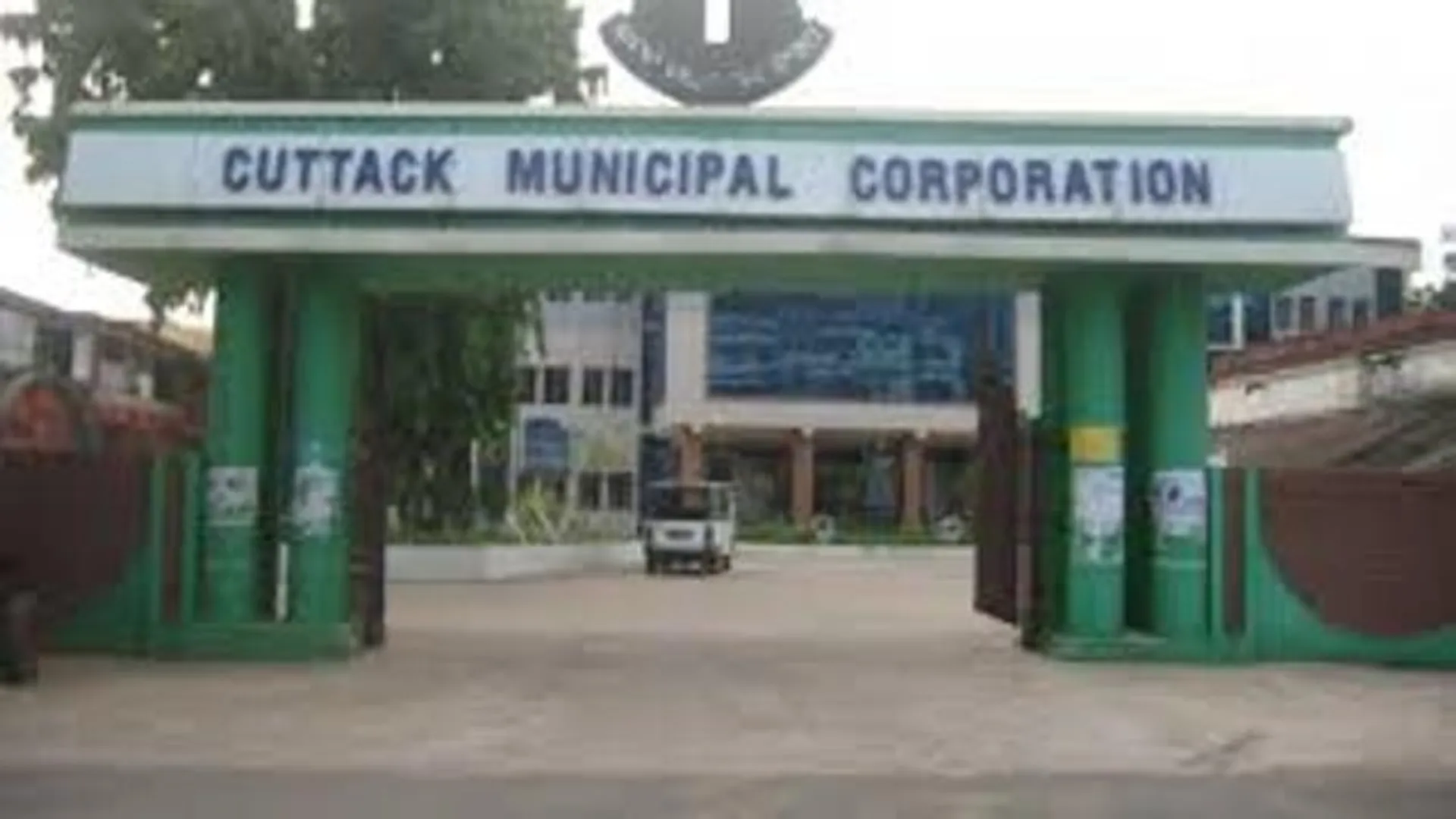  କଟକରେ ତିଷ୍ଠୁ ନାହାନ୍ତି ଯୁବ ଆଇଏଏସ୍‌!