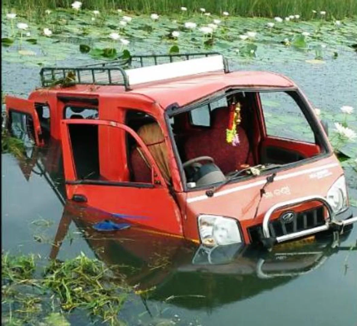 ଚାନ୍ଦବାଲି: କେନାଲକୁ ଖସି ପଡ଼ିଲା ସ୍କୁଲ ଭ୍ୟାନ, ଅଳ୍ପକେ ବର୍ତ୍ତିଲେ ୧୫ ଛାତ୍ରଛାତ୍ରୀ
