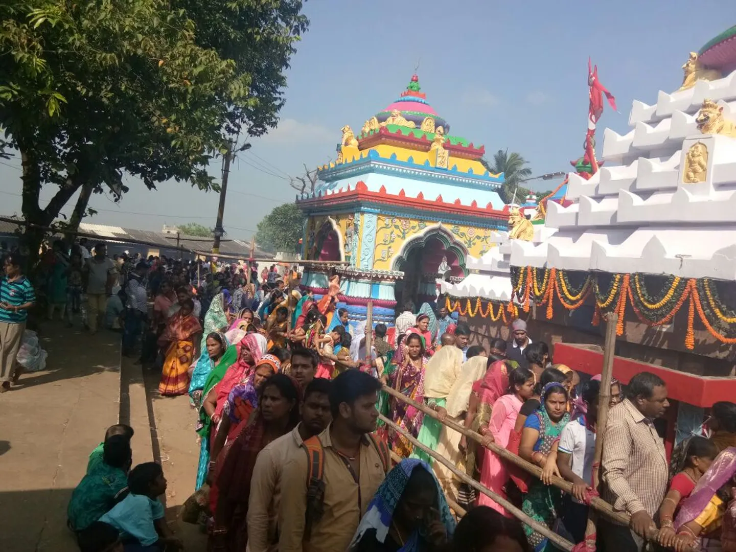 ବଡ଼ ଓଷାରେ ଧବଳେଶ୍ୱର ମନ୍ଦିରରେ ଶ୍ରଦ୍ଧାଳୁଙ୍କ ଭିଡ଼