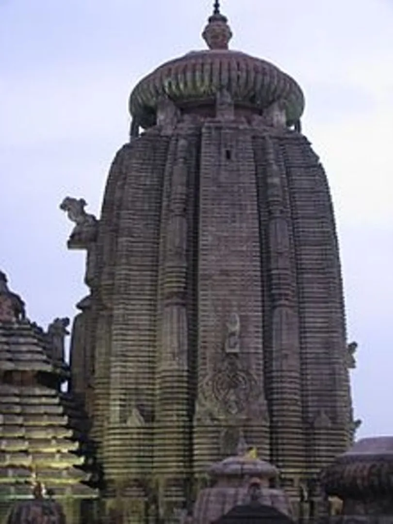 ଶ୍ରୀଲିଙ୍ଗରାଜଙ୍କ ସିଂହାସନ ଉପରେ ପାଚେରି: ରାସ୍ତା କଡ଼ରେ ବିରାଜମାନ କରୁଛନ୍ତି ଠାକୁର