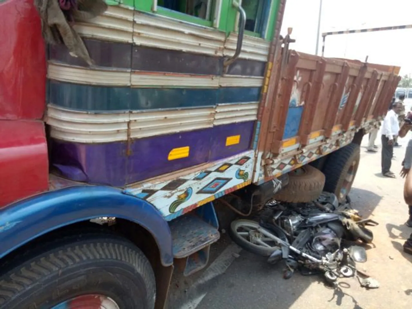 ଦୁର୍ଘଟଣାରେ ଯୁବକ ଗୁରୁତର : ଟ୍ରକ୍‌ ଜବତ, ଚାଳକ ଫେରାର