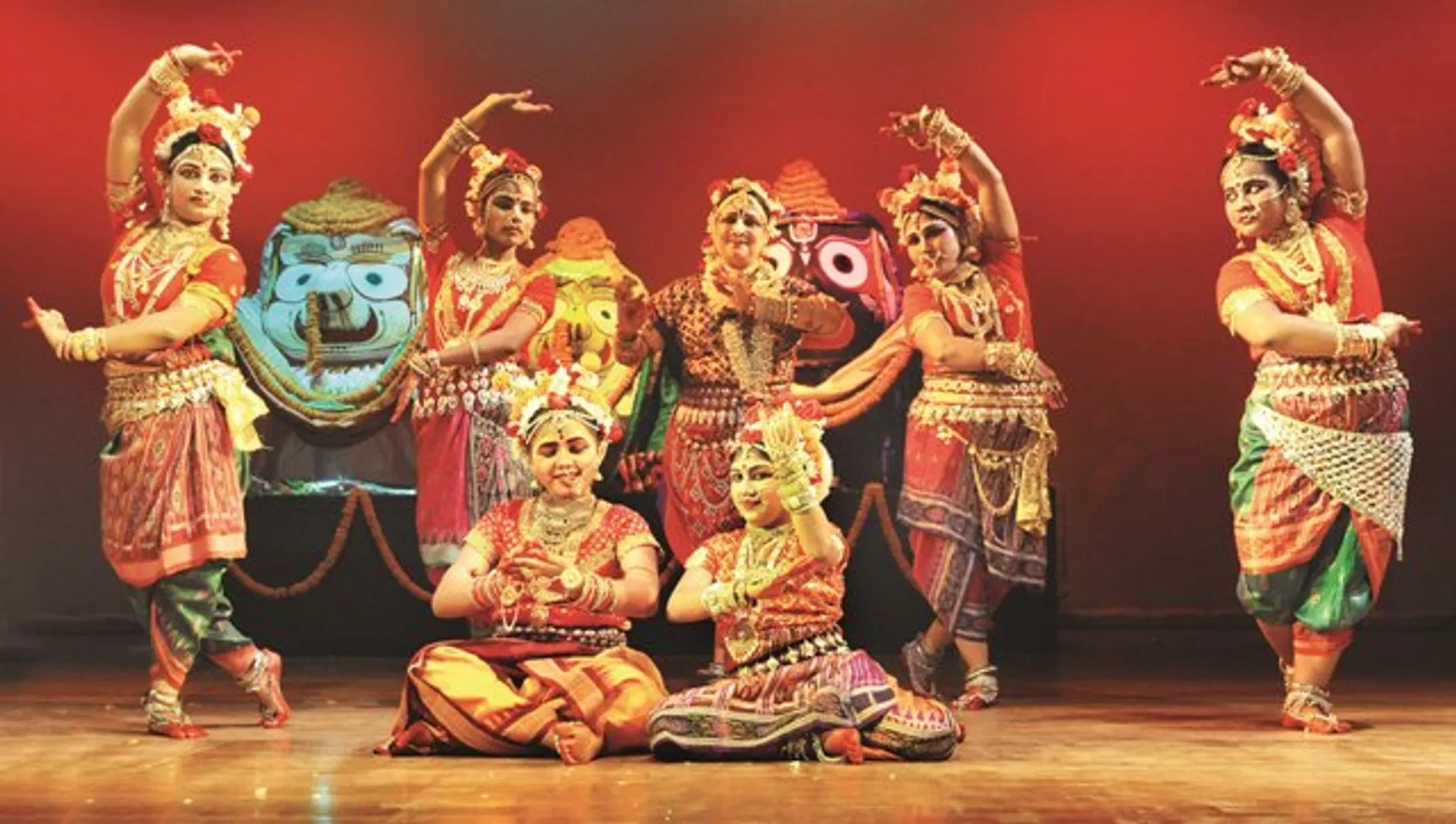 ମଞ୍ଚରେ ପରିବେଷିତ ହେଲା ମାହାରୀ ନୃତ୍ୟ