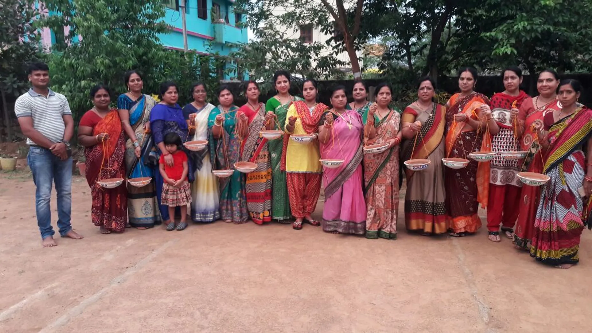 ନିଆରା ଢଙ୍ଗରେ ବିଷୁବ ସଂକ୍ରାନ୍ତି ପାଳିଲେ ମହିଳା