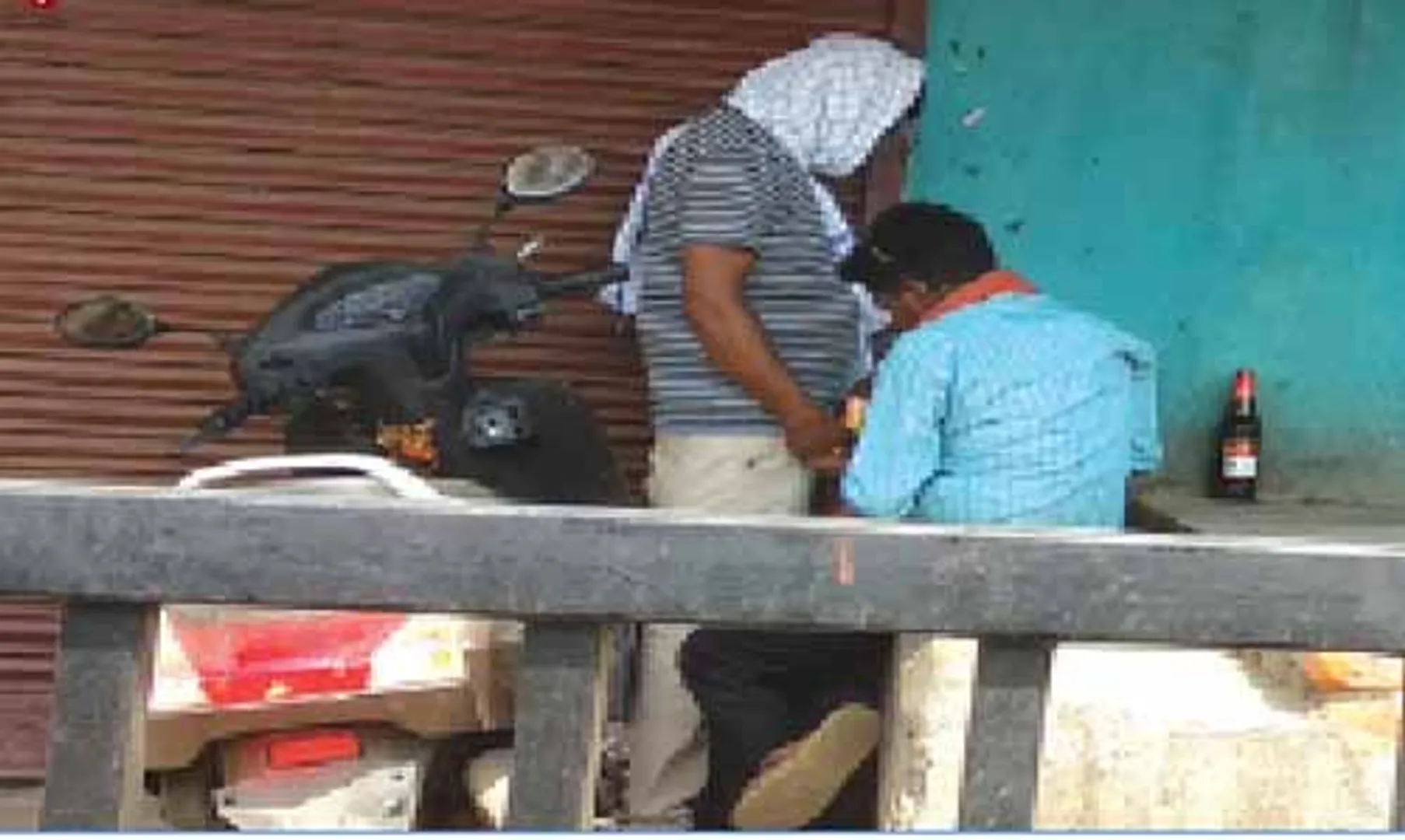 ପୁଲିସ ନିଷ୍କ୍ରିୟ: ରାସ୍ତା ଉପରେ ମଦ୍ୟପାନ