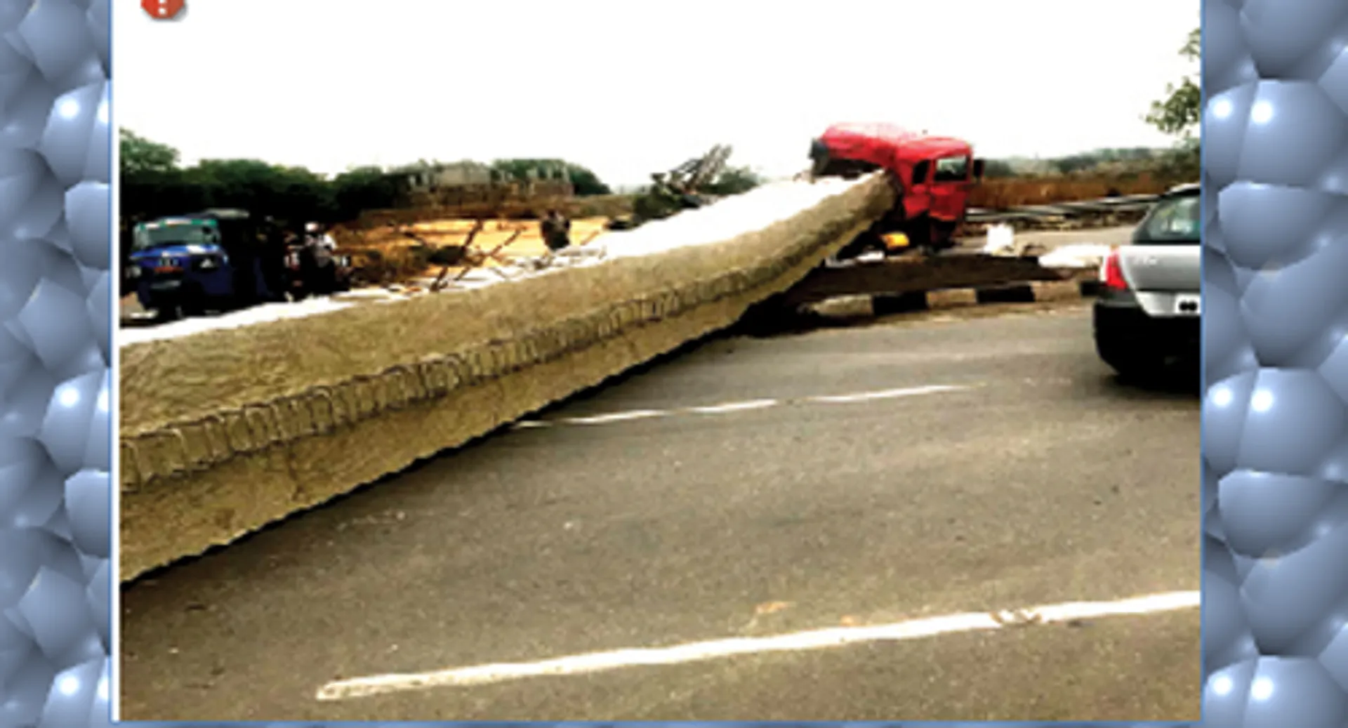 ଟ୍ରେଲରରୁ ଖସିଗଲା ସିମେଣ୍ଟ ପୋଲ, ୪ ଘଣ୍ଟା ରାସ୍ତା ଜାମ