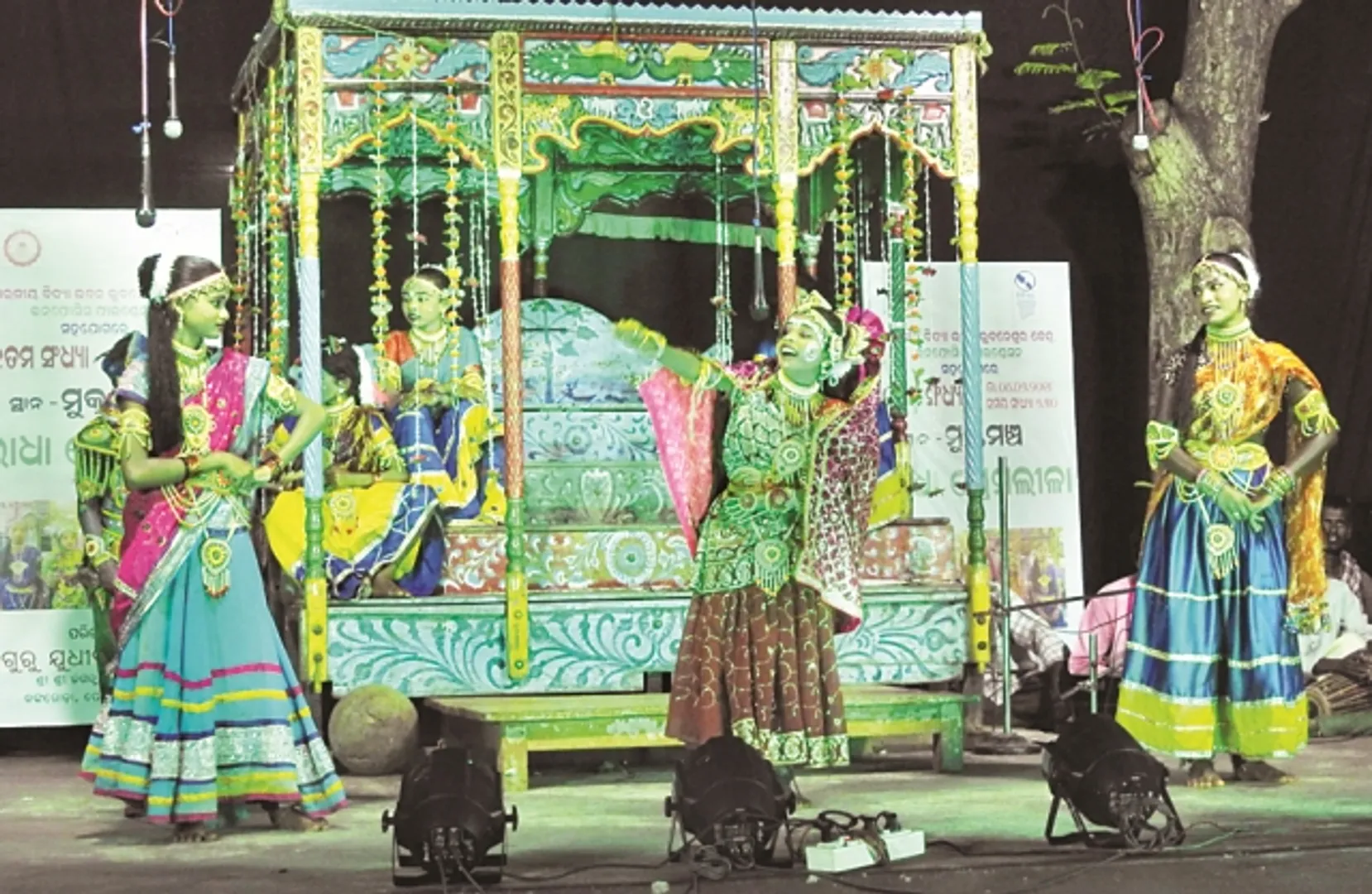 ମୁକ୍ତମଞ୍ଚରେ ରାଧାକୃଷ୍ଣଙ୍କ ପ୍ରେମଲୀଳା 