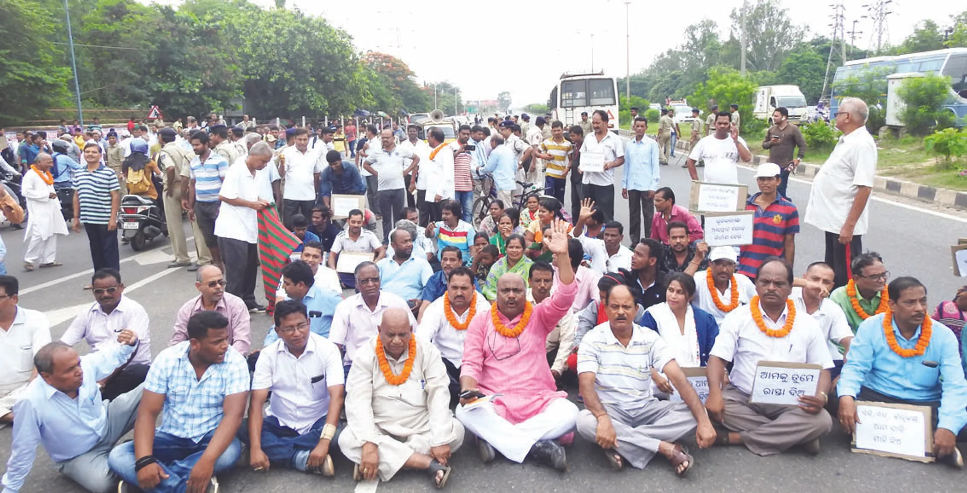 ଭୂତଳ ରାସ୍ତାକୁ ନେଇ ଜାତୀୟ ରାଜପଥ ଅବରୋଧ
