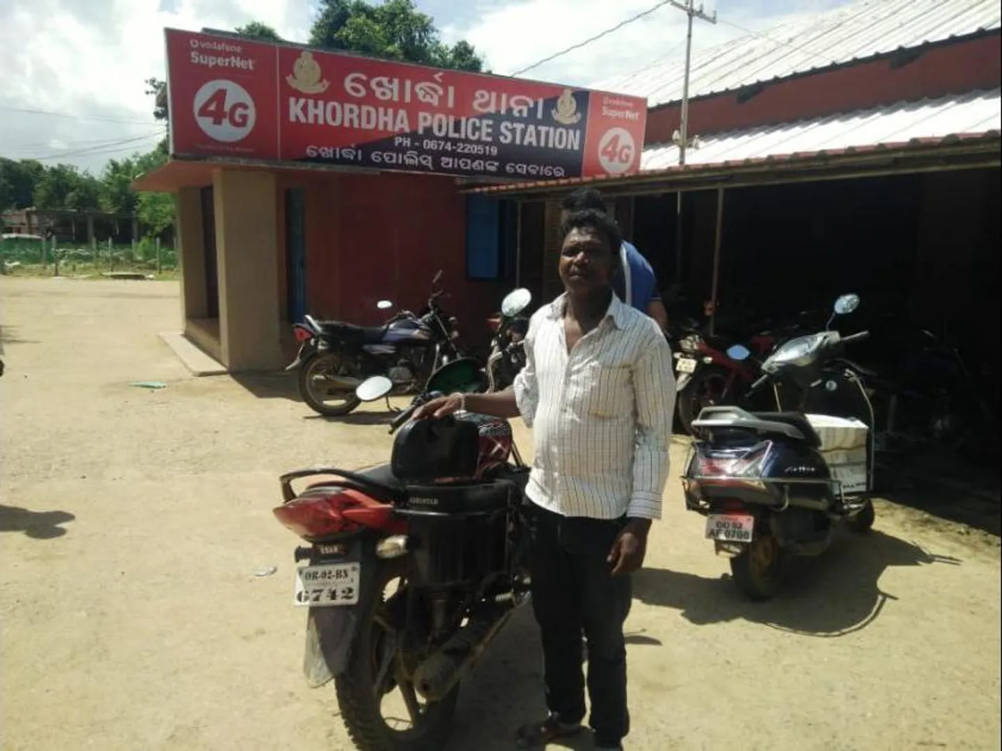 ଖୋର୍ଦ୍ଧା: କଳା ପଲସର୍‌ରେ ଆସି ଧକ୍କା ଦେଲେ ଓ ସାଢ଼େ ତିନି ଲକ୍ଷ ଟଙ୍କା ଲୁଟି ନେଲେ ଦୁର୍ବୃତ୍ତ