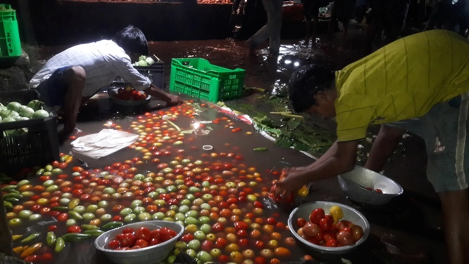 ବାଳକାଟି ହାଟରେ ଭାସିଲା ପରିବା