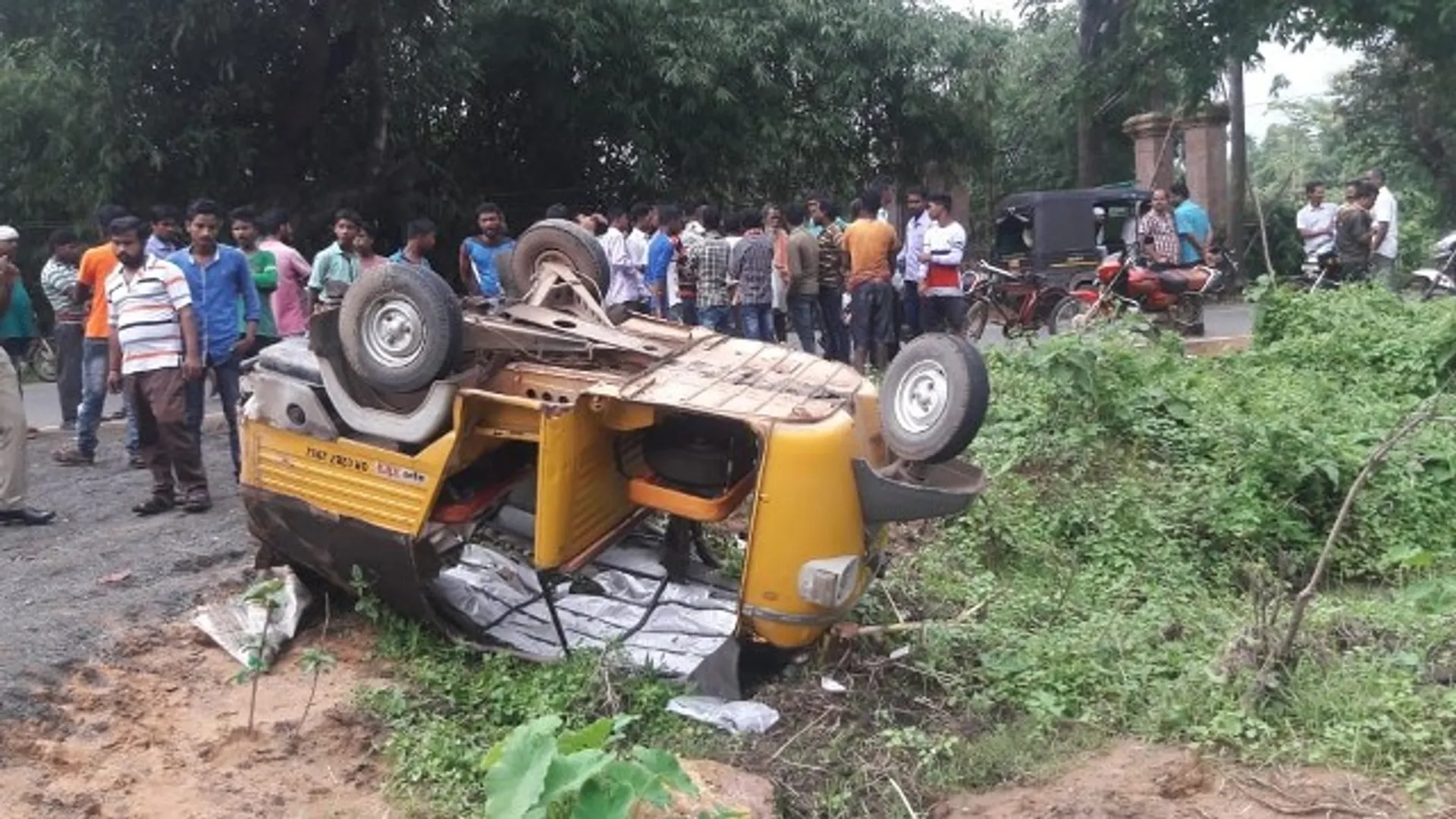 ଟୁରିଷ୍ଟ ବସ୍‌ ଧକ୍କାରେ ଓଲଟିଲା ଅଟୋ, ୫ ଆହତ