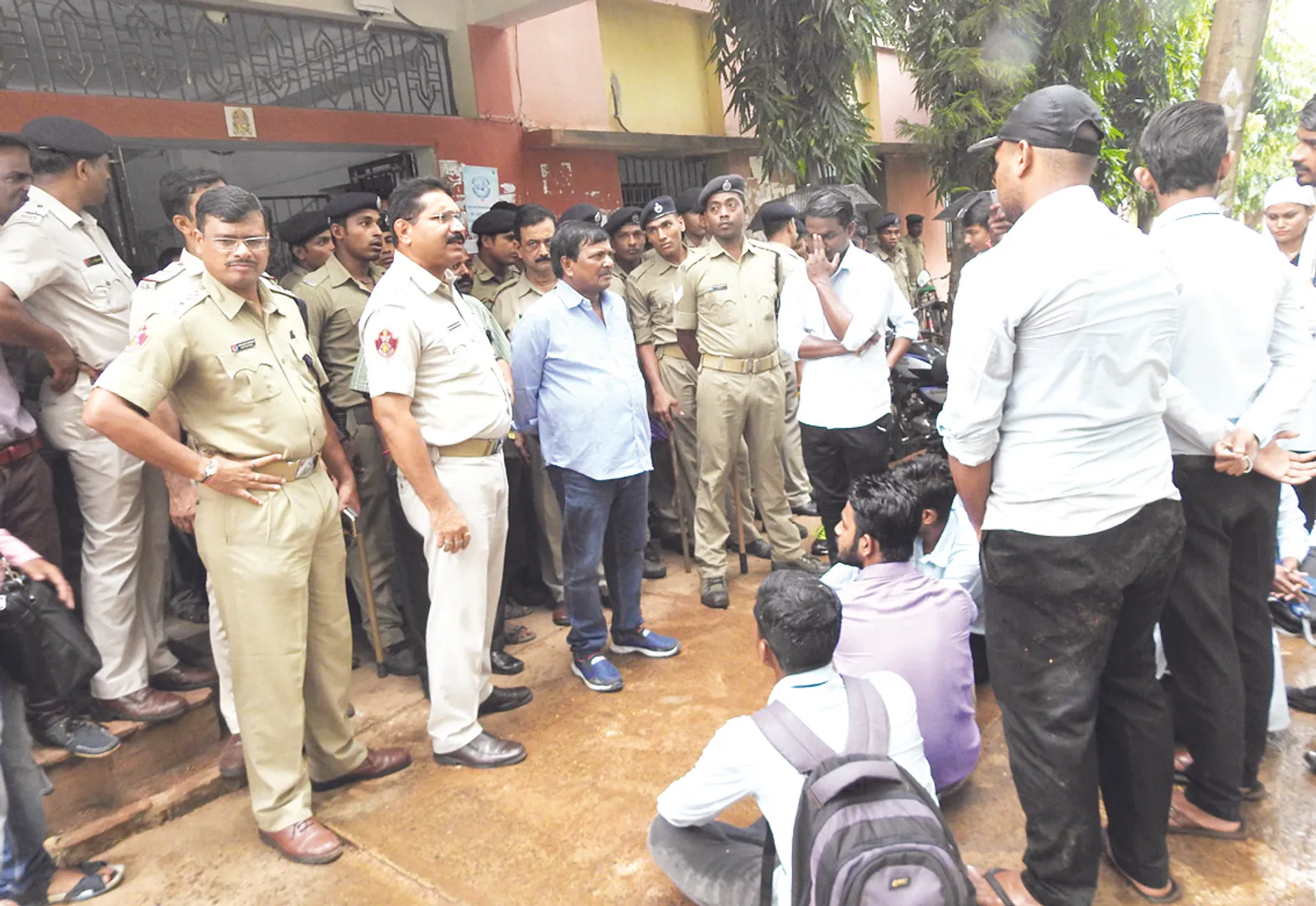 ବଢ଼ୁଛି କ୍ୟାମ୍ପସ୍‌ ହିଂସା, ଏପର୍ଯ୍ୟନ୍ତ ଗଣ୍ଡଗୋଳରେ ଆହତ ହେଲେଣି ୧୫ ଛାତ୍ର