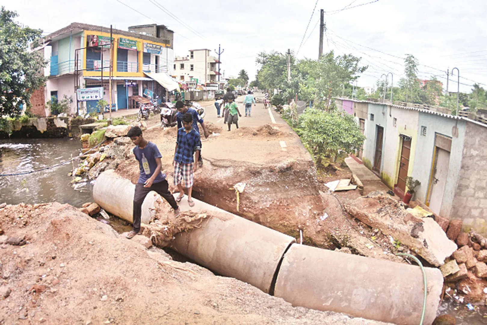 ରାସ୍ତା ଖୋଳିଦେଲେ, ପୋତିବାକୁ ଭୁଲିଗଲେ