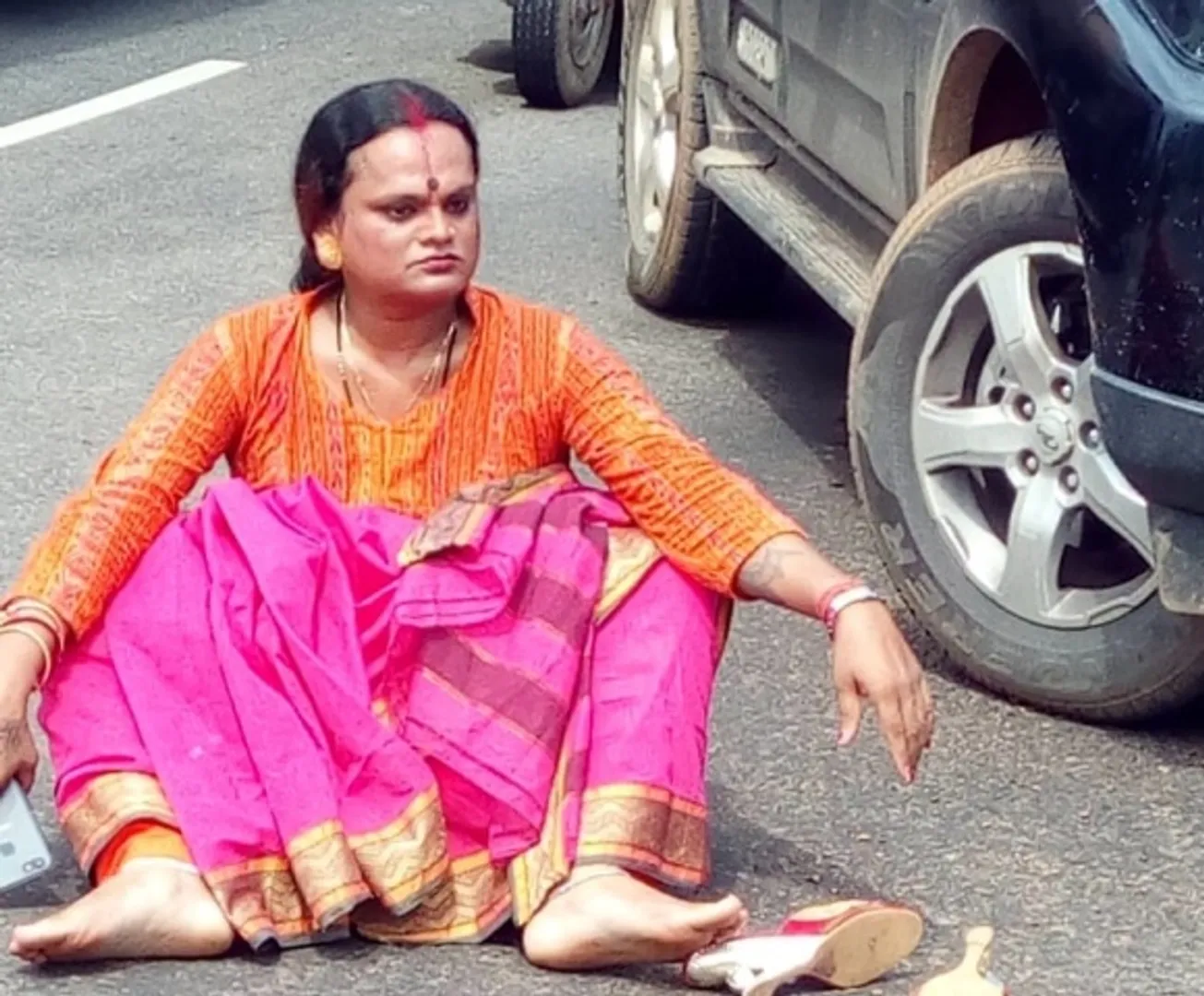 କାର୍‌କୁ ପିଟିଲା ଟ୍ରକ୍‌, ବର୍ତ୍ତିଗଲେ ମୀରା କିନ୍ନର